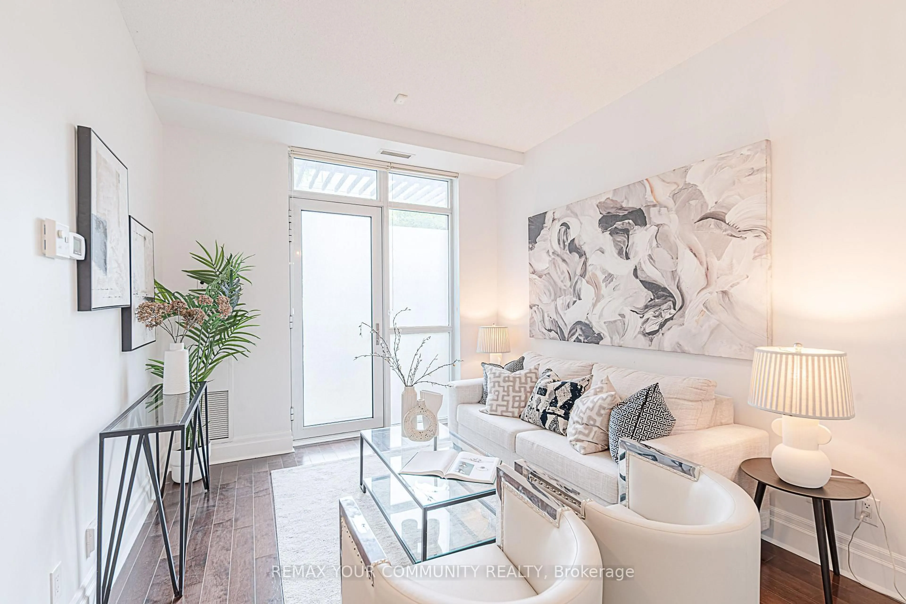 Living room with furniture, unknown for 39 Upper Duke Cres #102, Markham Ontario L6G 0B8