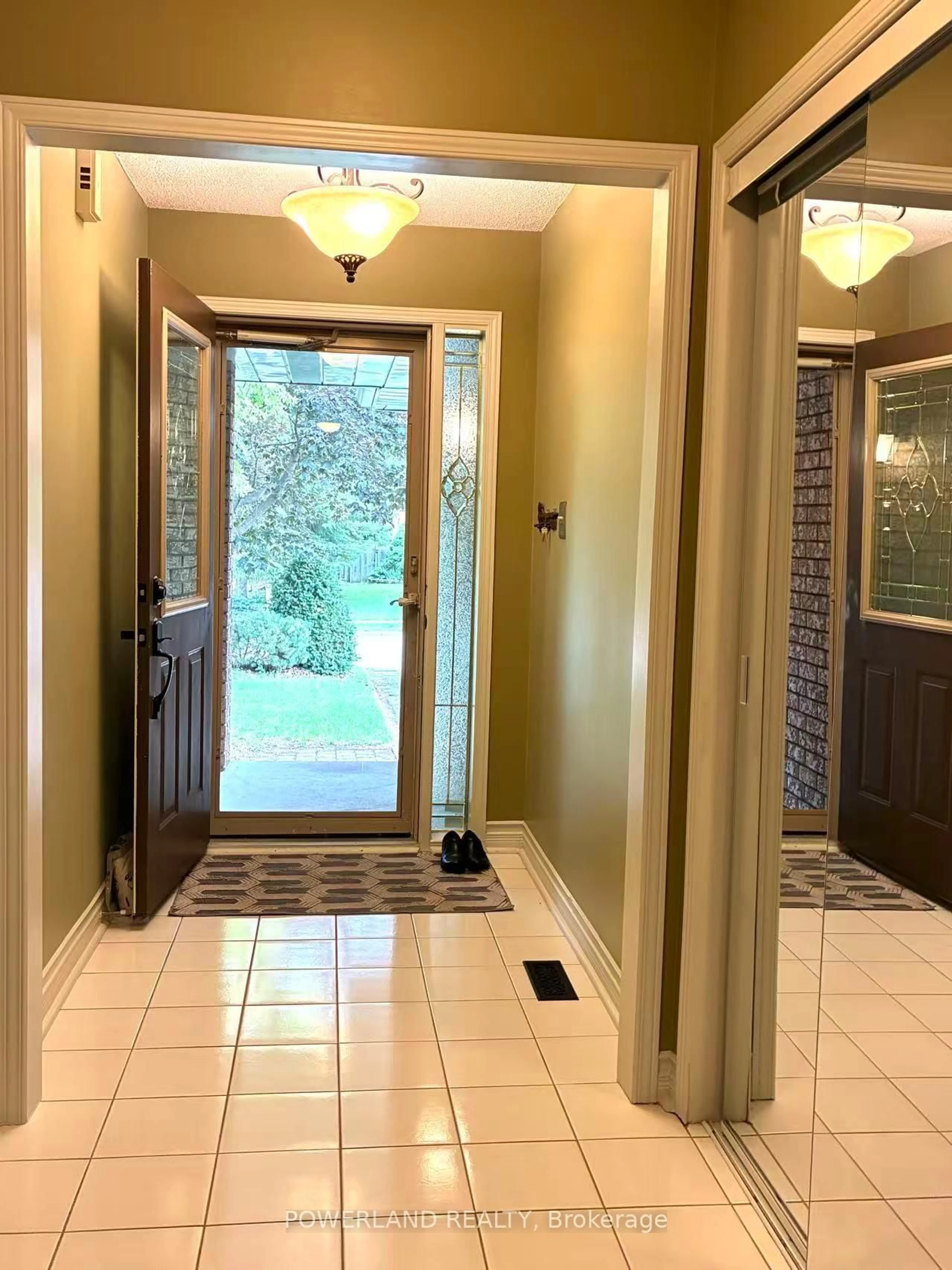 Indoor entryway for 816 Hollander Rd, Newmarket Ontario L3Y 8H4