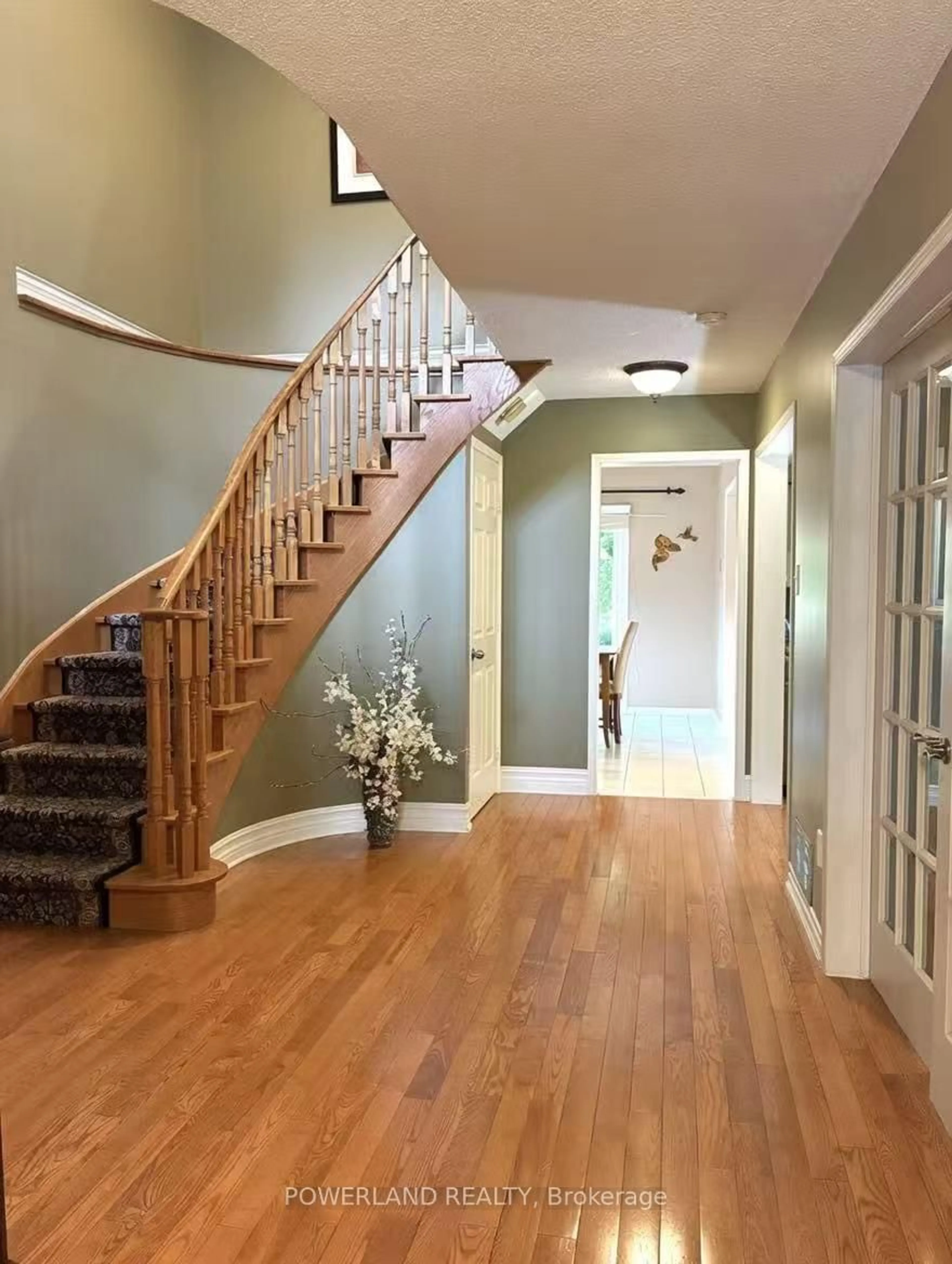 Indoor foyer for 816 Hollander Rd, Newmarket Ontario L3Y 8H4