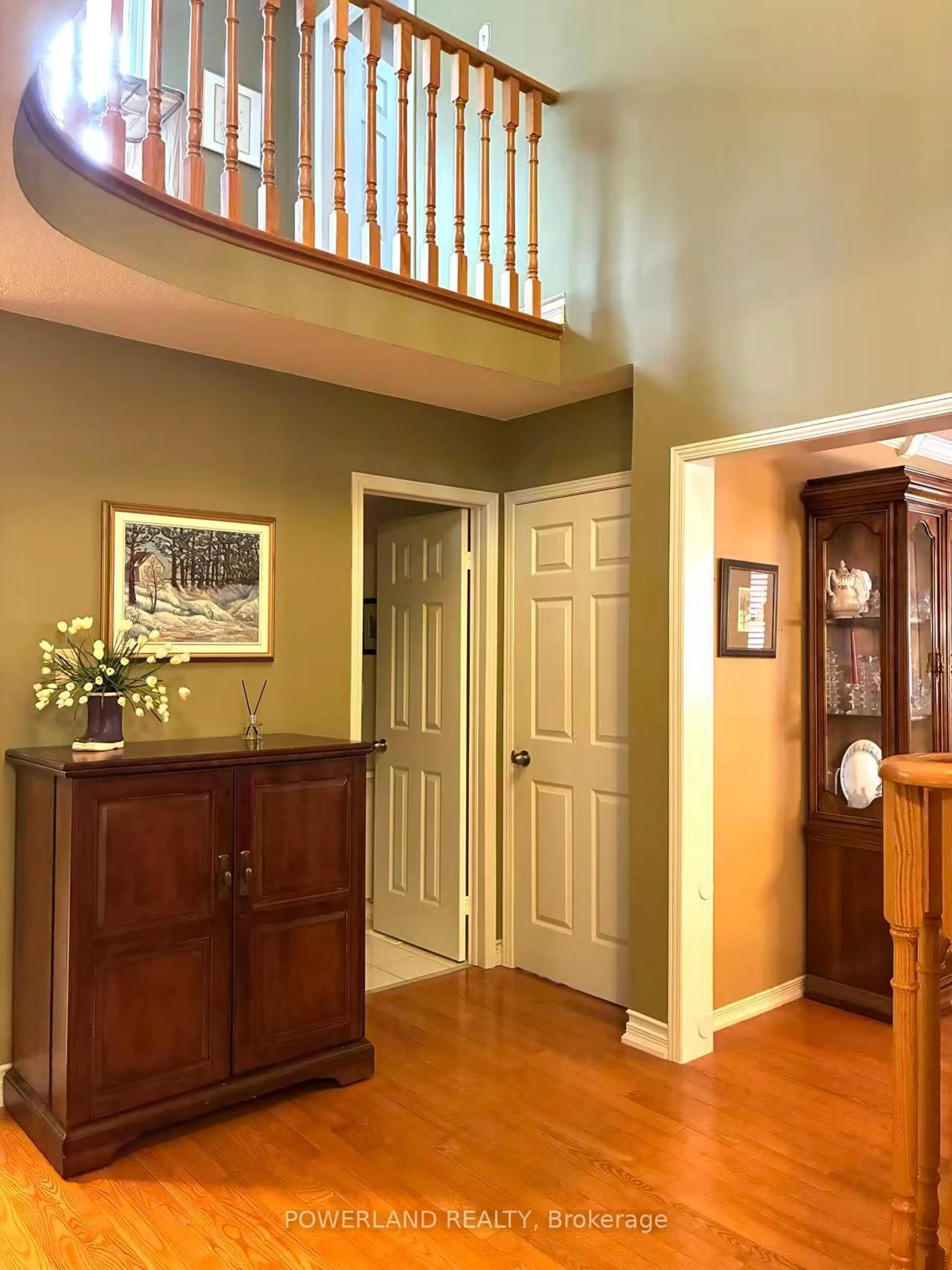 Indoor foyer for 816 Hollander Rd, Newmarket Ontario L3Y 8H4