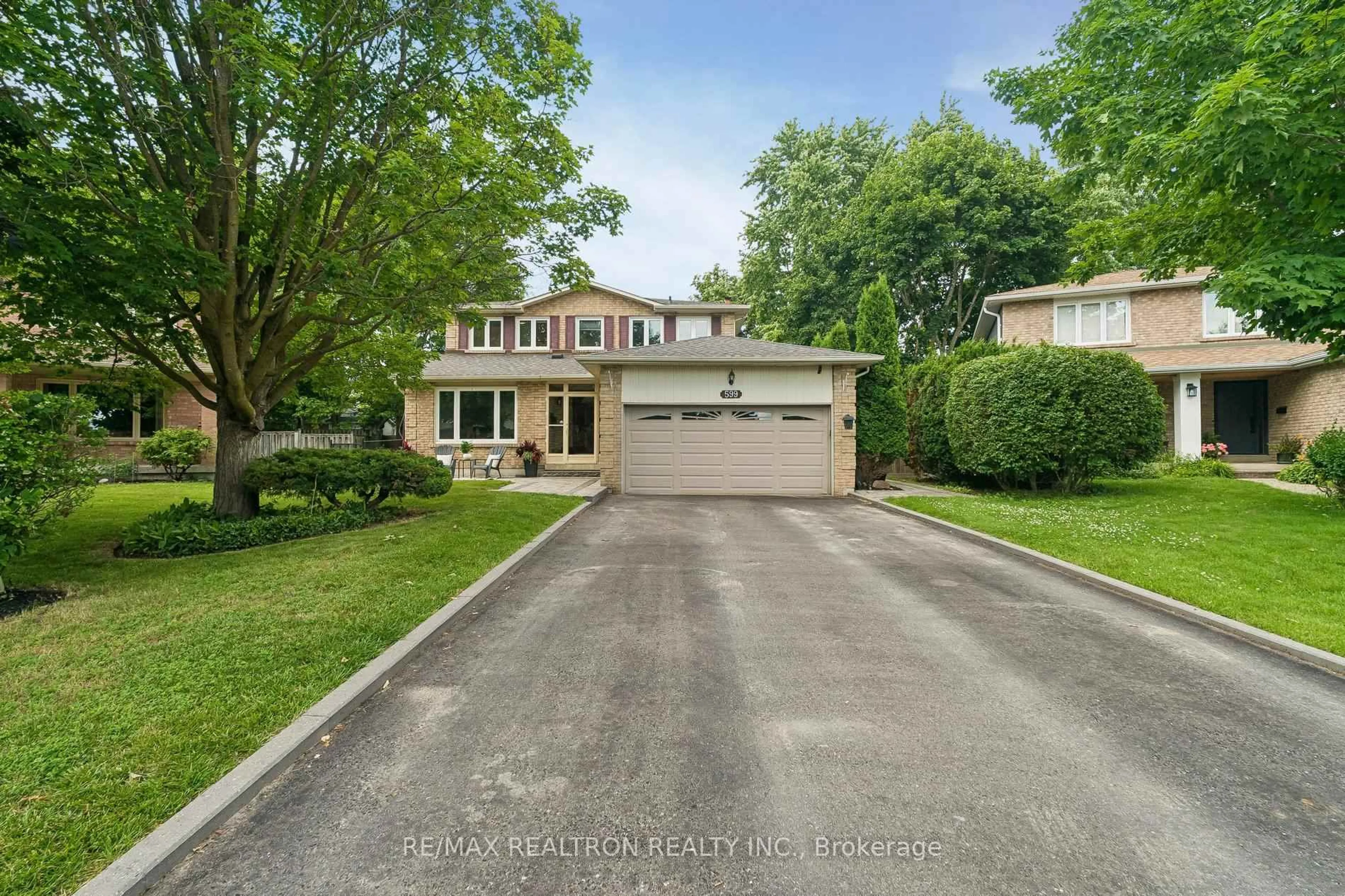 A pic from outside/outdoor area/front of a property/back of a property/a pic from drone, street for 599 Brooks Howard Crt, Newmarket Ontario L3Y 6V2