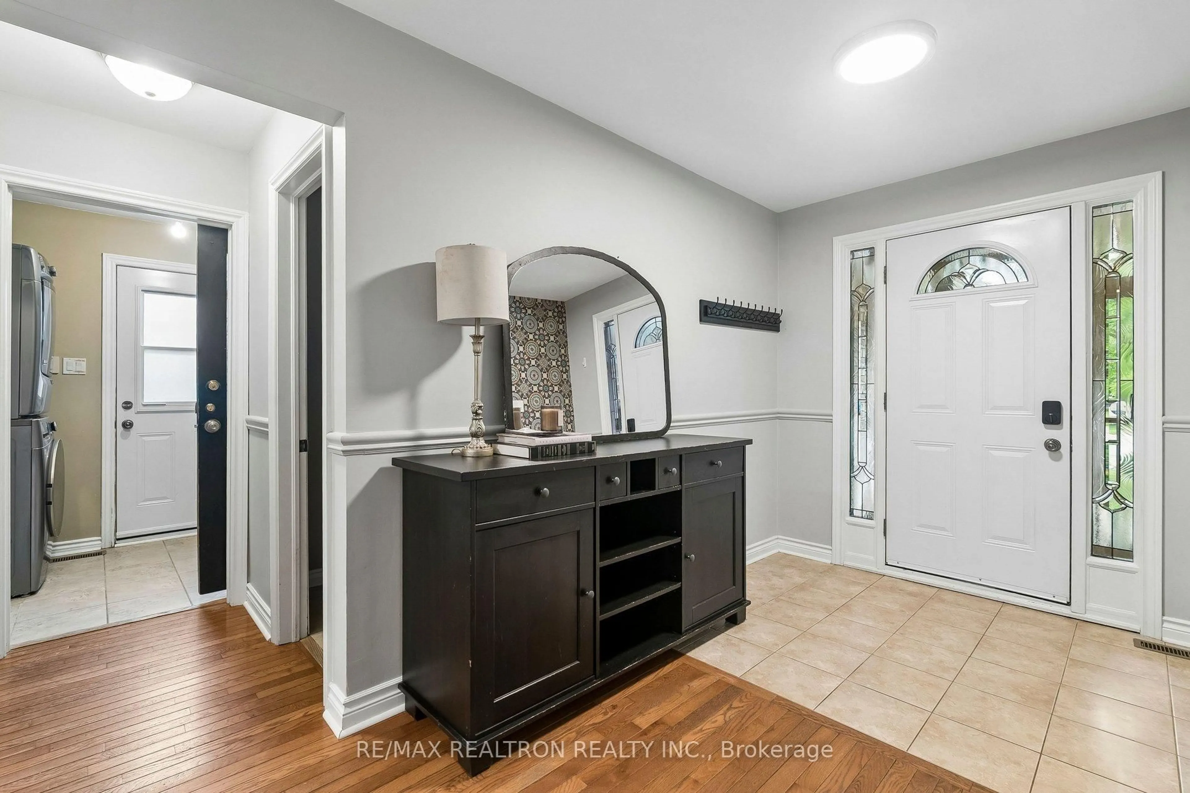 Indoor entryway for 599 Brooks Howard Crt, Newmarket Ontario L3Y 6V2