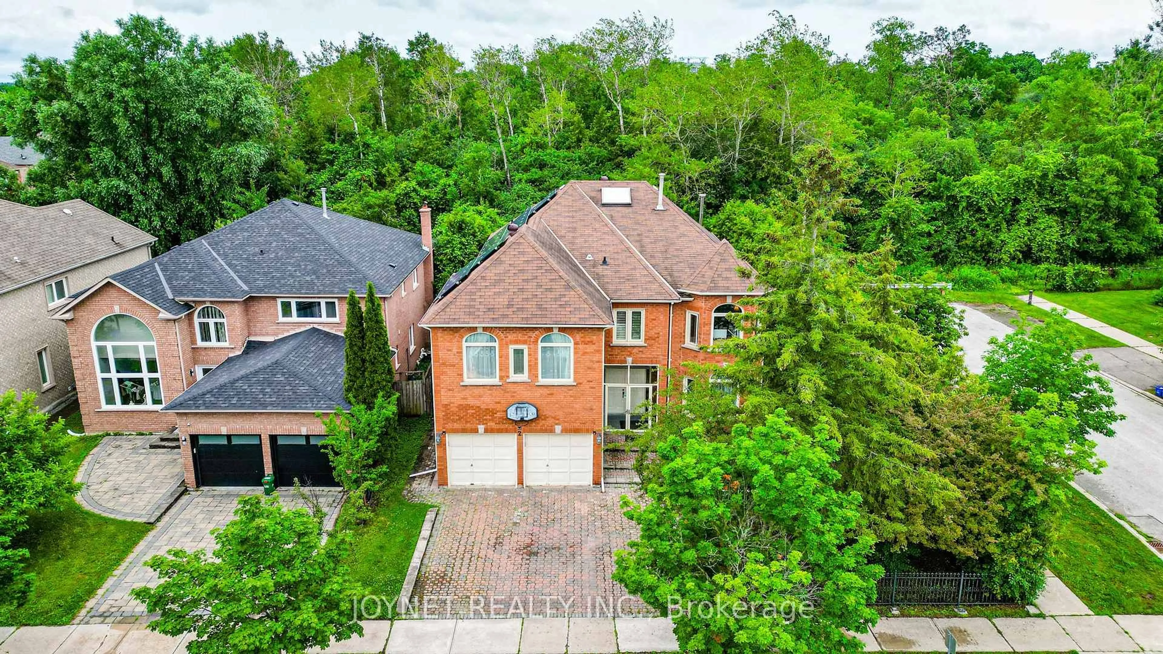 A pic from outside/outdoor area/front of a property/back of a property/a pic from drone, street for 2 Woodriver St, Richmond Hill Ontario L4S 1B2