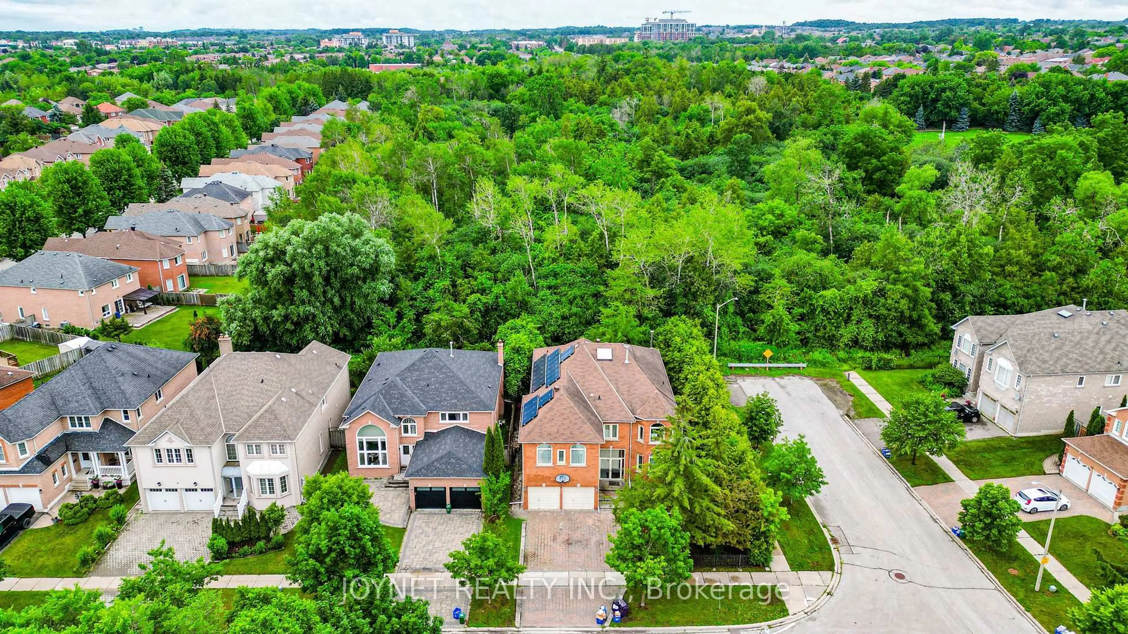 A pic from outside/outdoor area/front of a property/back of a property/a pic from drone, unknown for 2 Woodriver St, Richmond Hill Ontario L4S 1B2