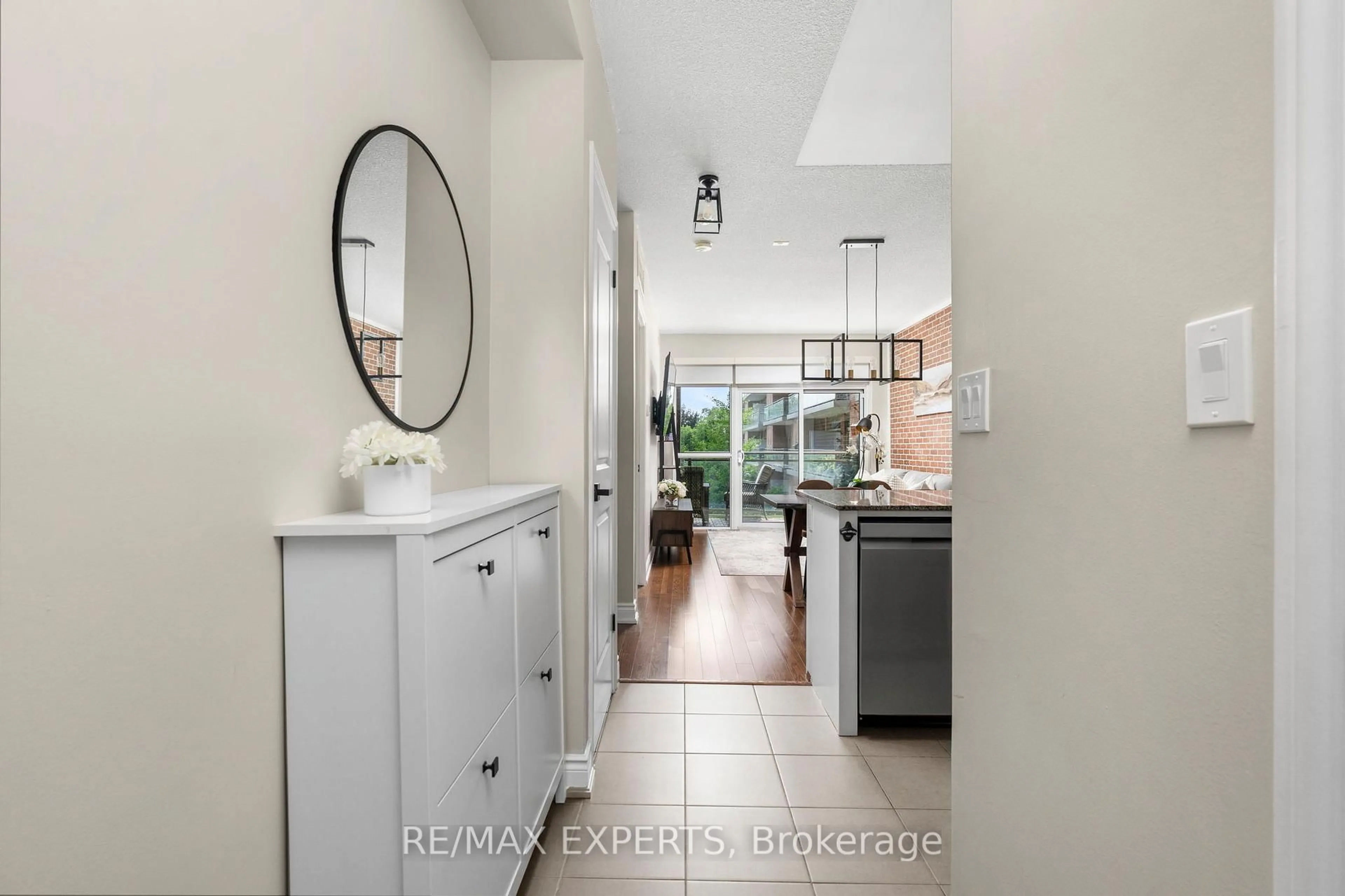 Indoor entryway for 281 Woodbridge Ave #301, Vaughan Ontario L4L 0C6