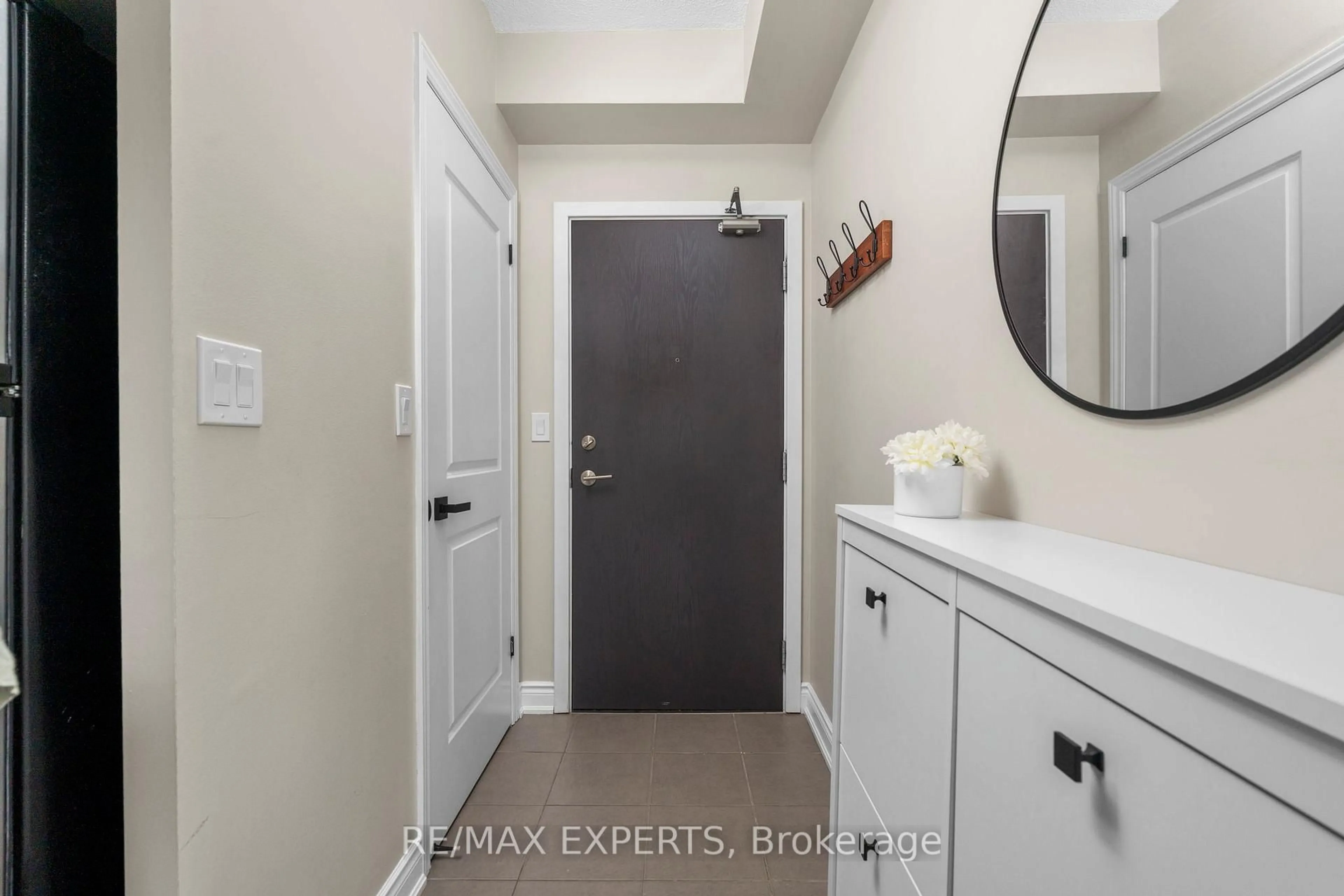 Indoor entryway for 281 Woodbridge Ave #301, Vaughan Ontario L4L 0C6