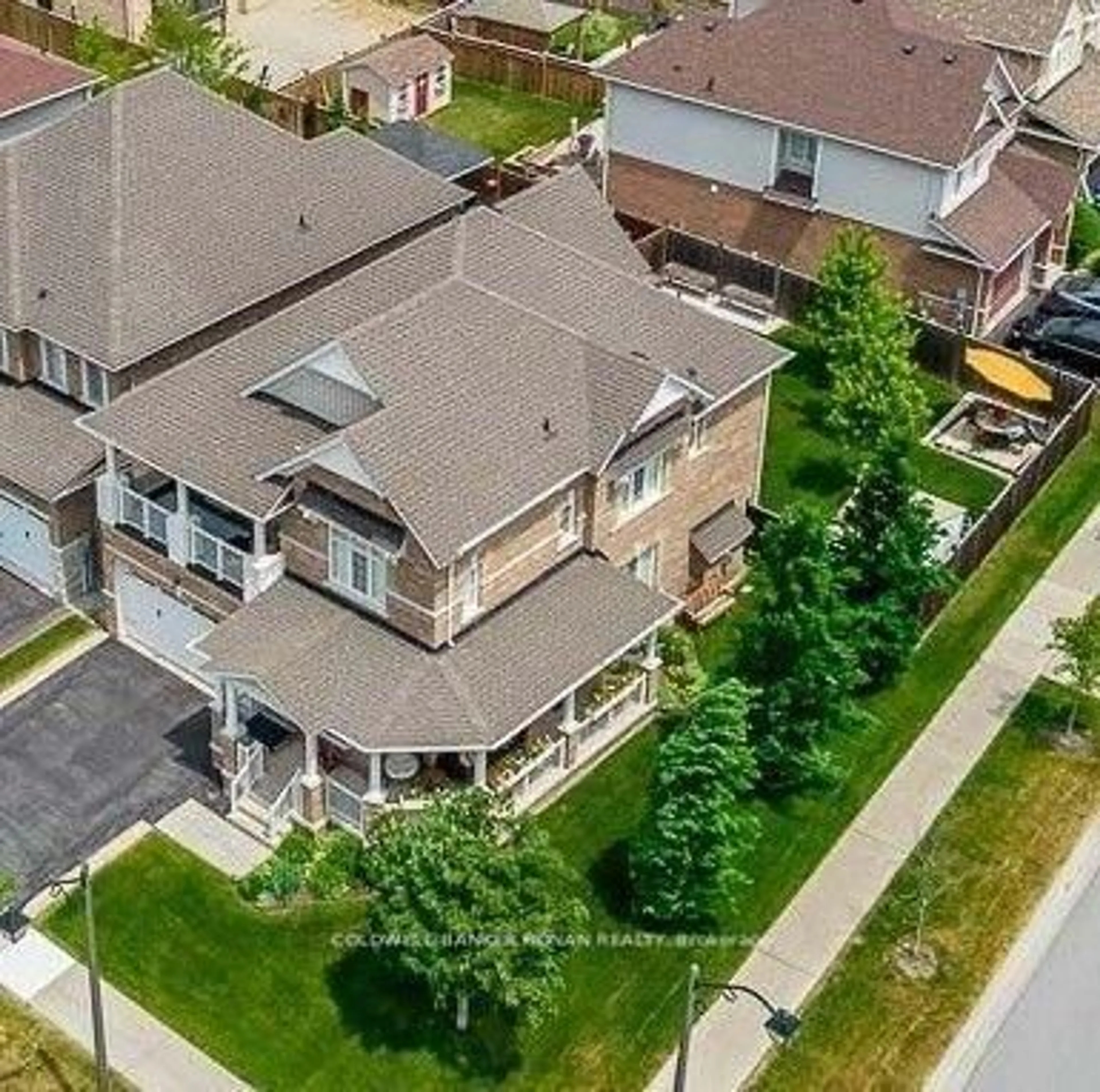A pic from outside/outdoor area/front of a property/back of a property/a pic from drone, street for 71 Cauthers Cres, New Tecumseth Ontario L9R 0L2