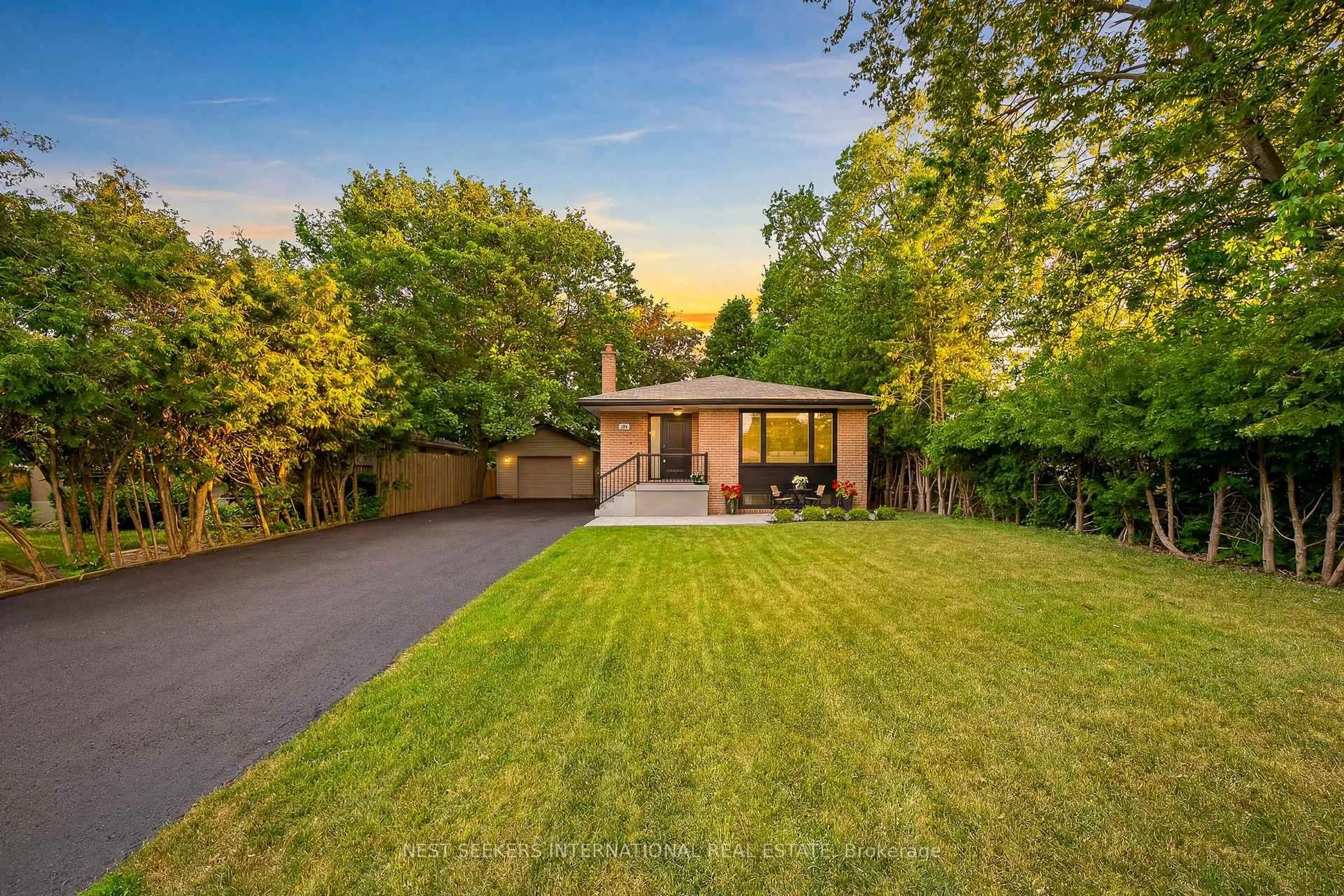A pic from outside/outdoor area/front of a property/back of a property/a pic from drone, street for 67 Foreht Cres, Aurora Ontario L4G 3E9