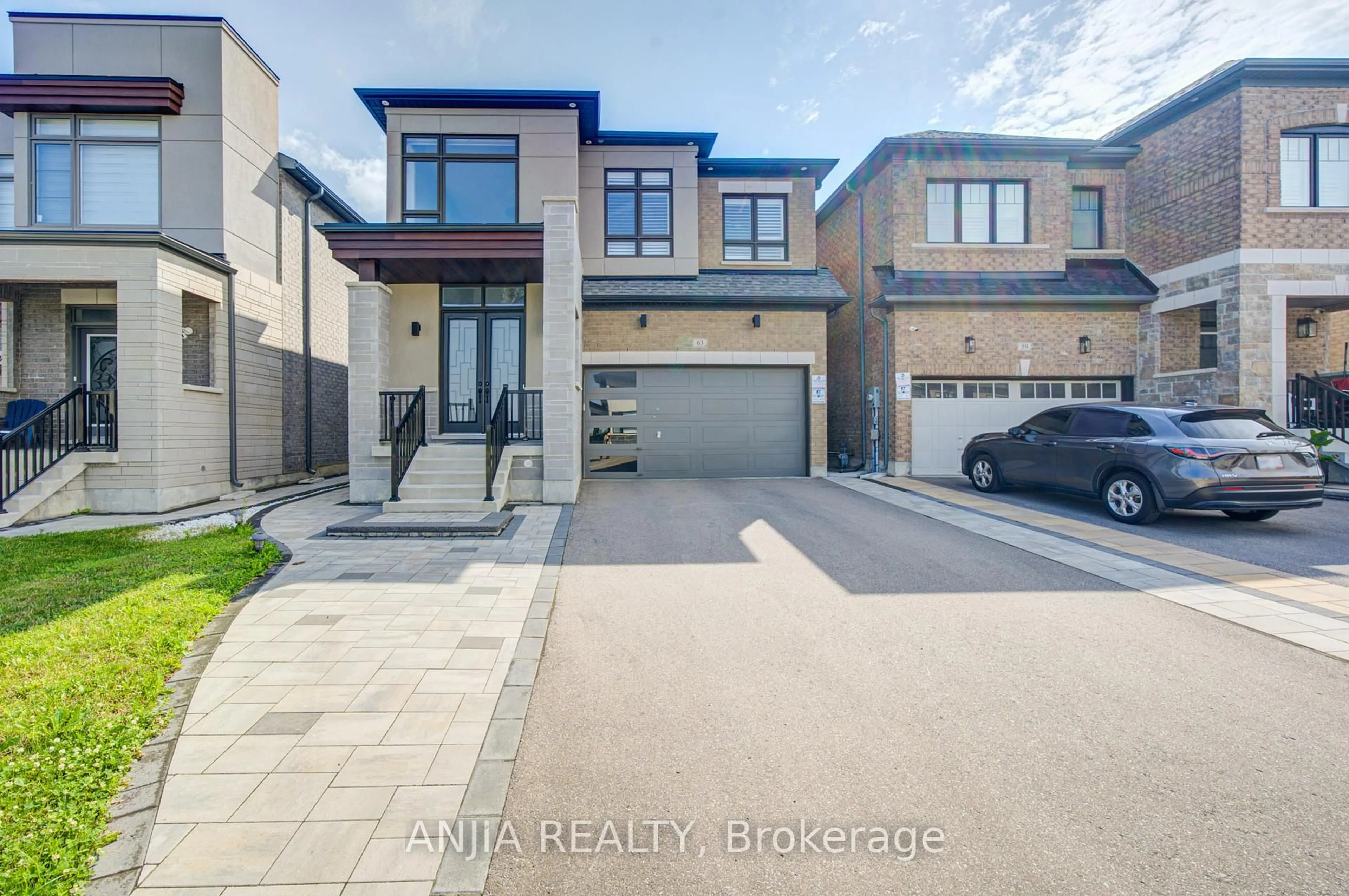 A pic from outside/outdoor area/front of a property/back of a property/a pic from drone, street for 63 Suttonrail Way, Whitchurch-Stouffville Ontario L4A 0E4