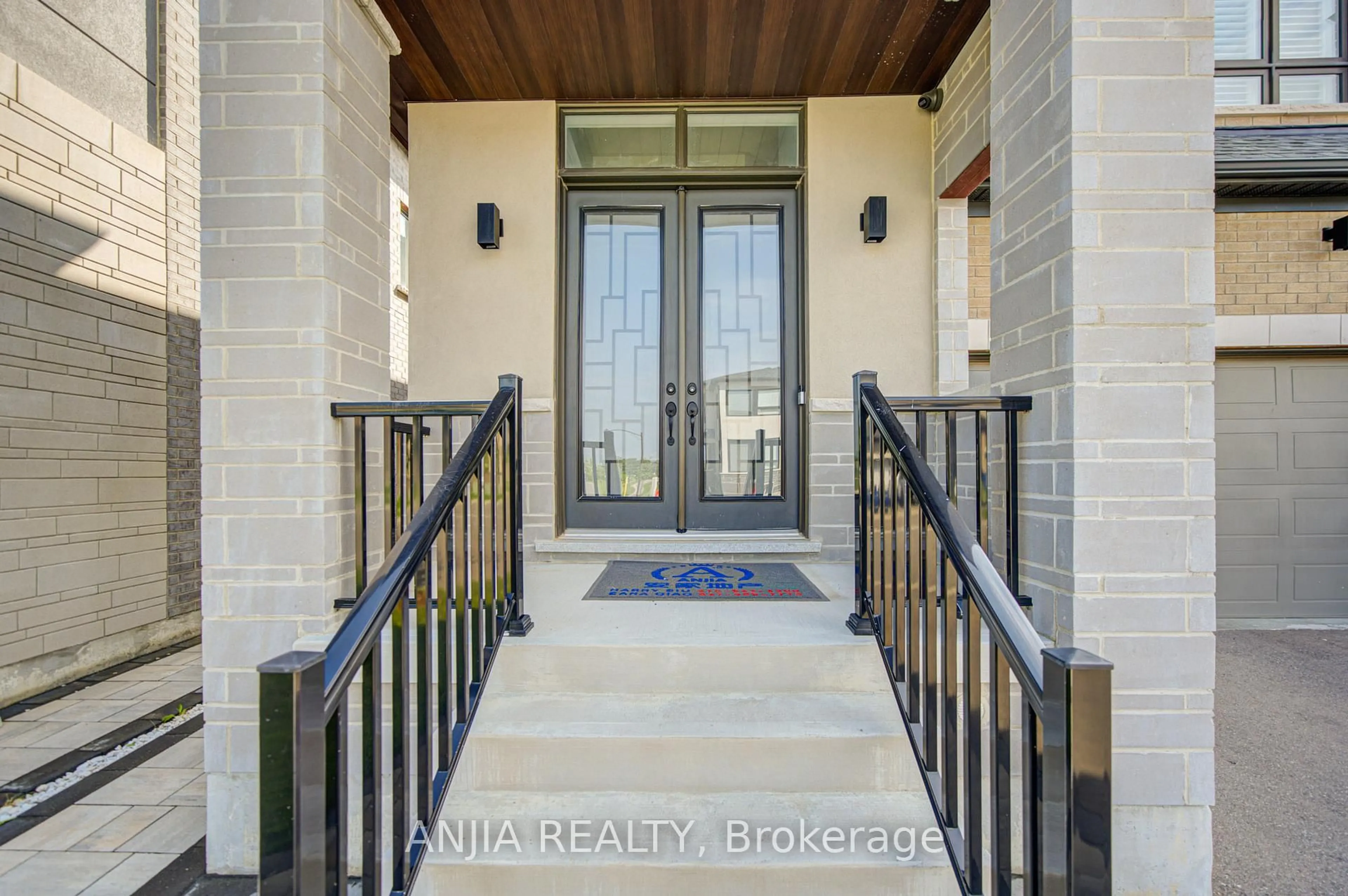 Indoor entryway for 63 Suttonrail Way, Whitchurch-Stouffville Ontario L4A 0E4