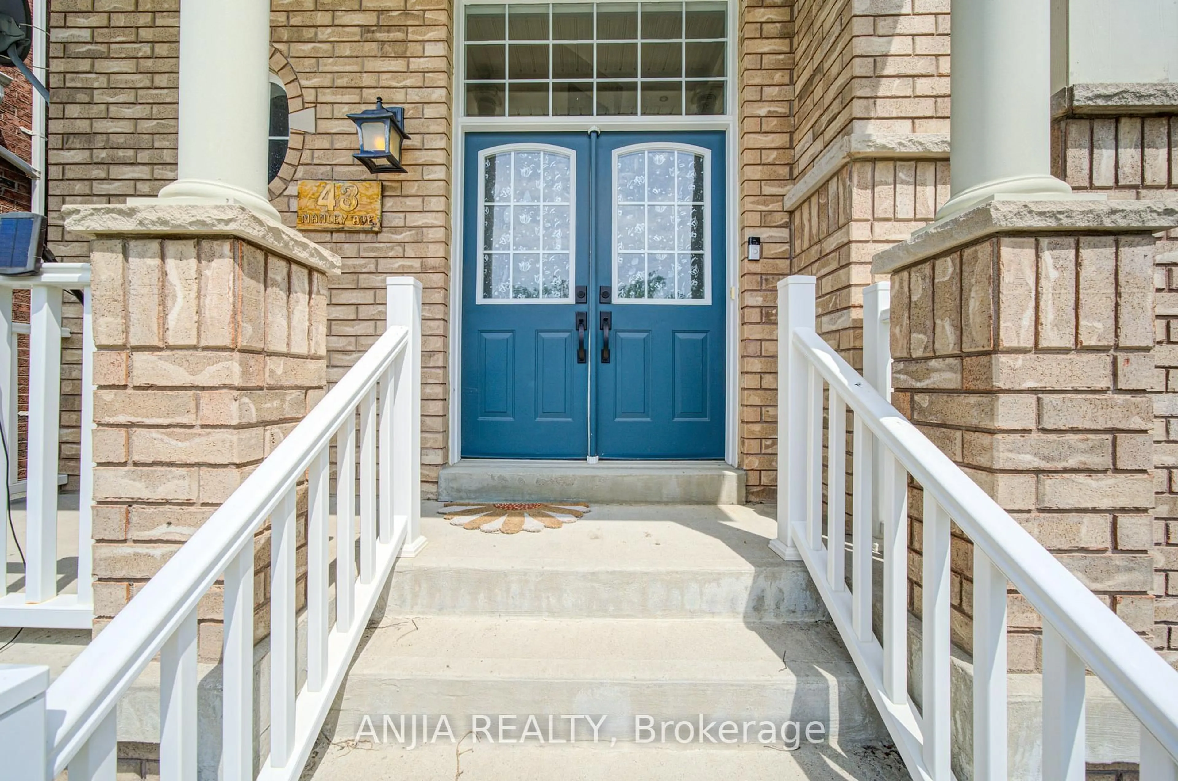 Indoor entryway for 43 Manley Ave, Whitchurch-Stouffville Ontario L4A 0C5