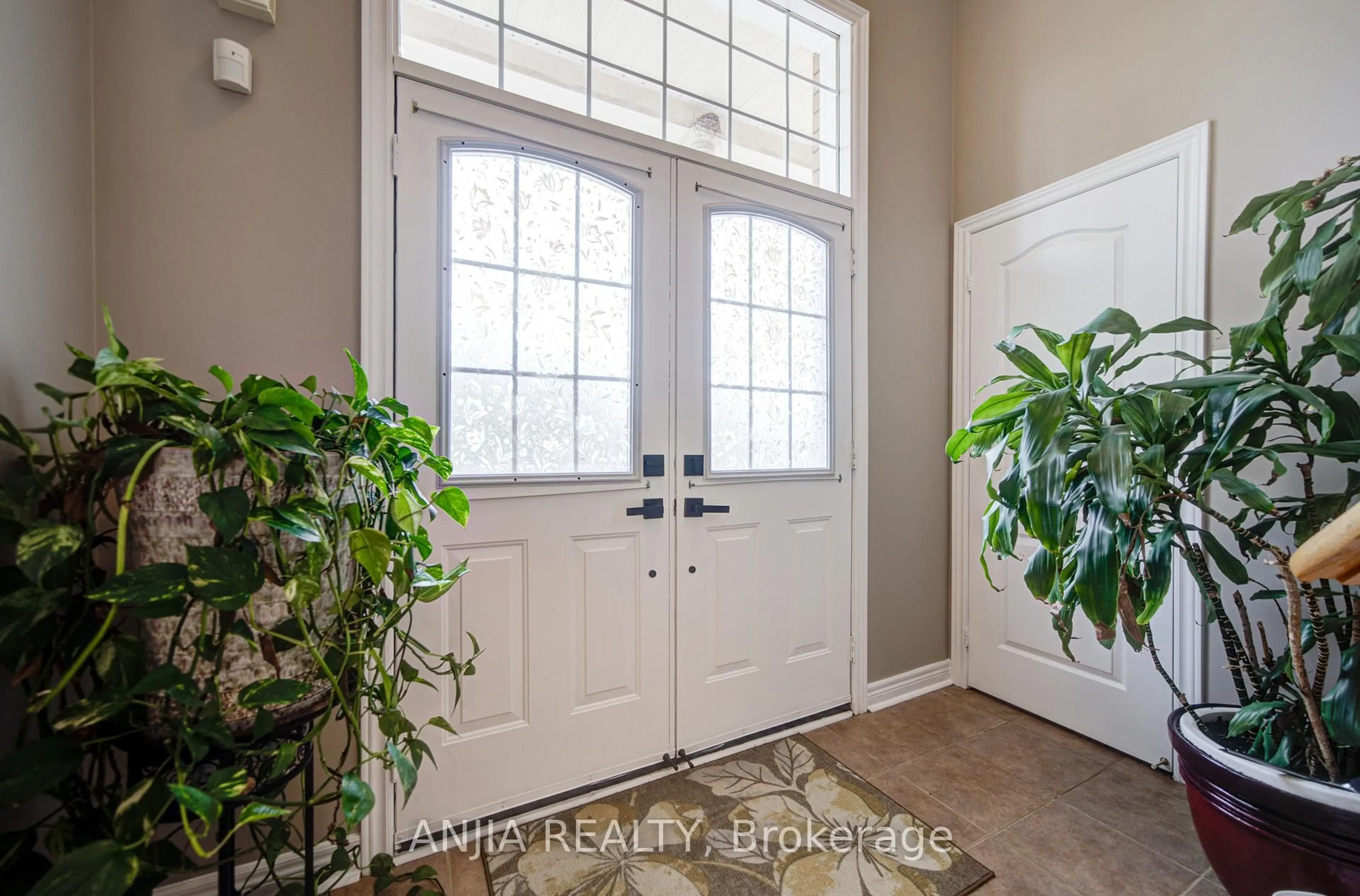 Indoor entryway for 43 Manley Ave, Whitchurch-Stouffville Ontario L4A 0C5