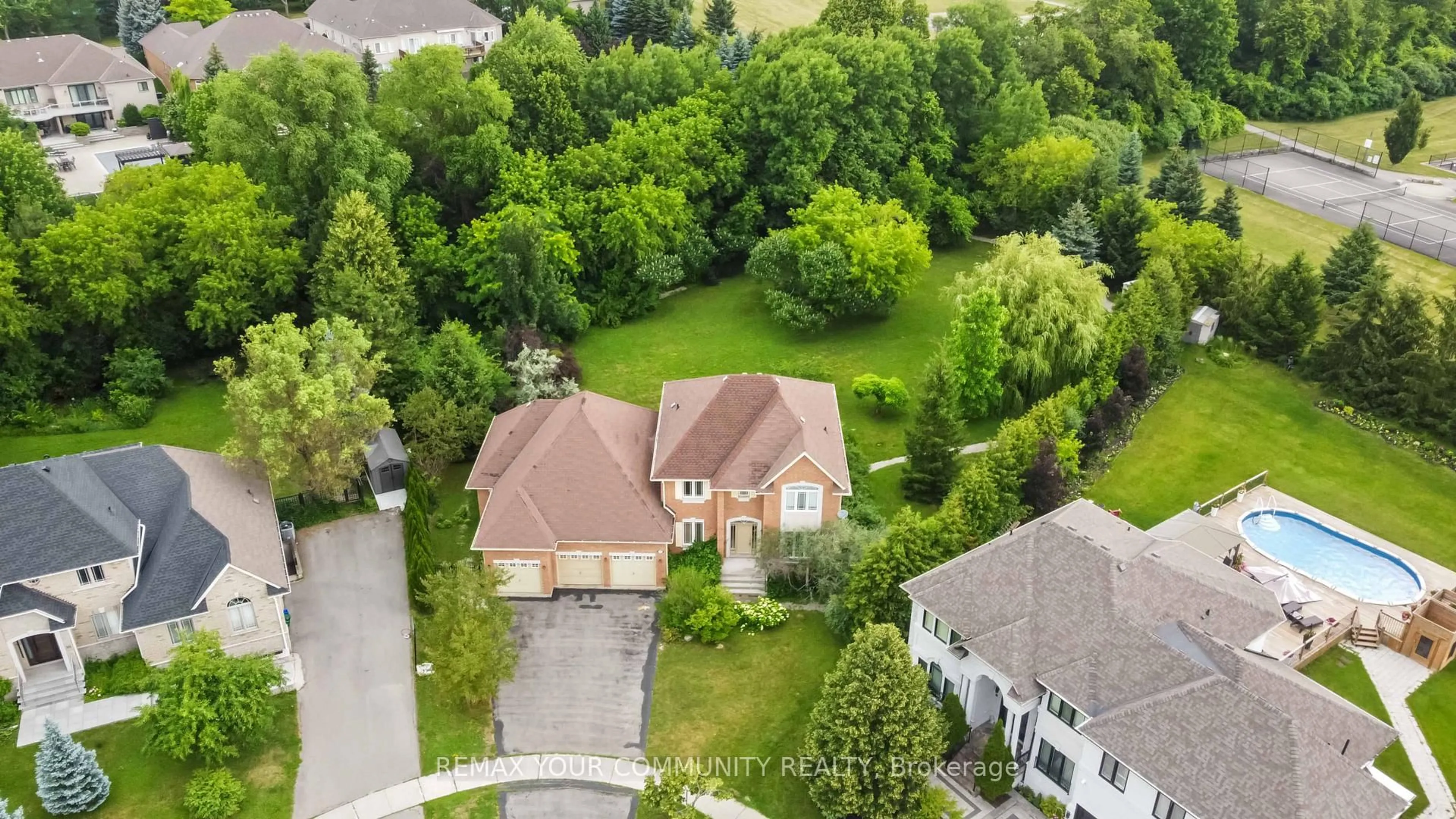 A pic from outside/outdoor area/front of a property/back of a property/a pic from drone, street for 40 Hunterwood Chse, Vaughan Ontario L6A 3R9