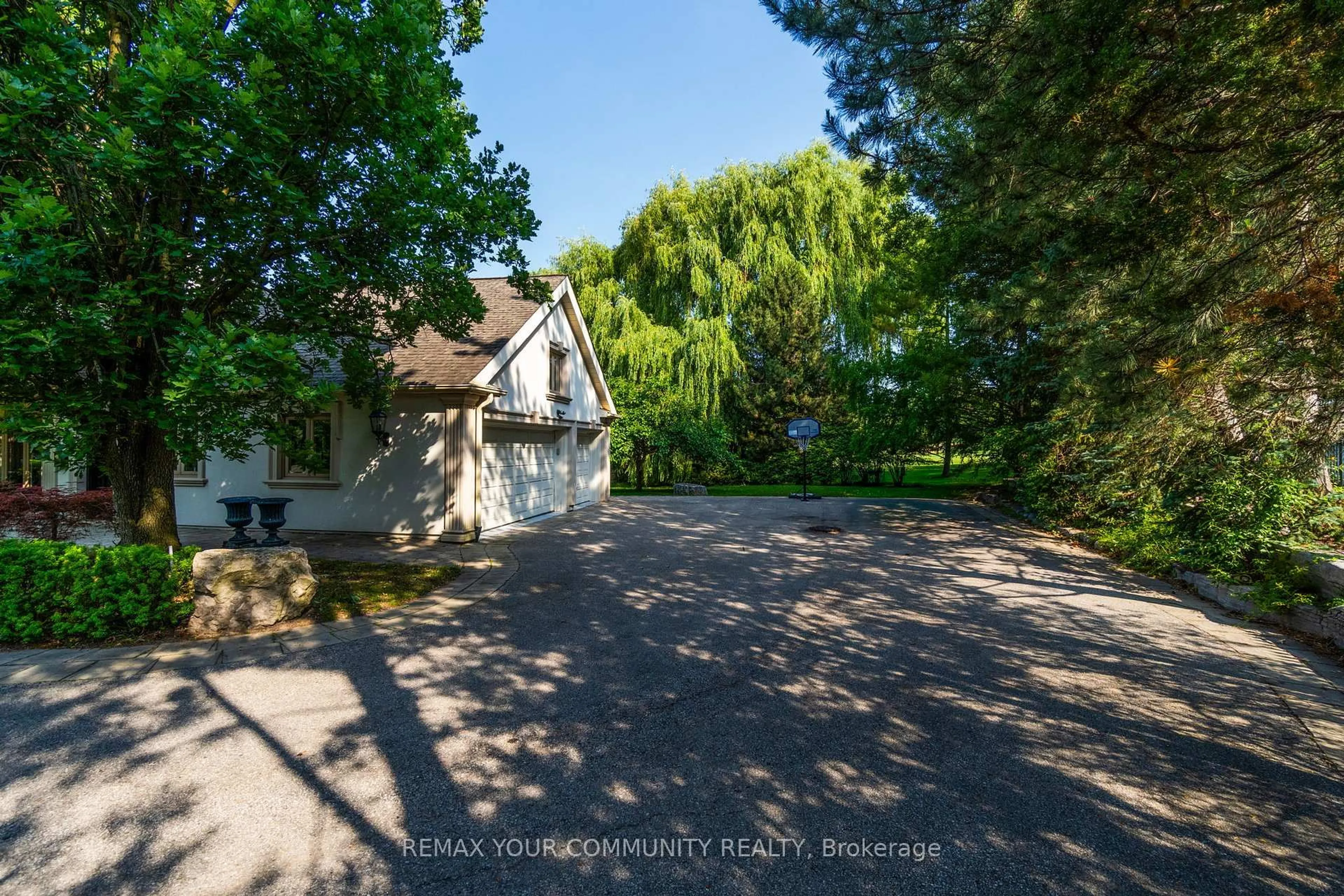 A pic from outside/outdoor area/front of a property/back of a property/a pic from drone, street for 58 Buck's Pl, Vaughan Ontario L4L 3P9