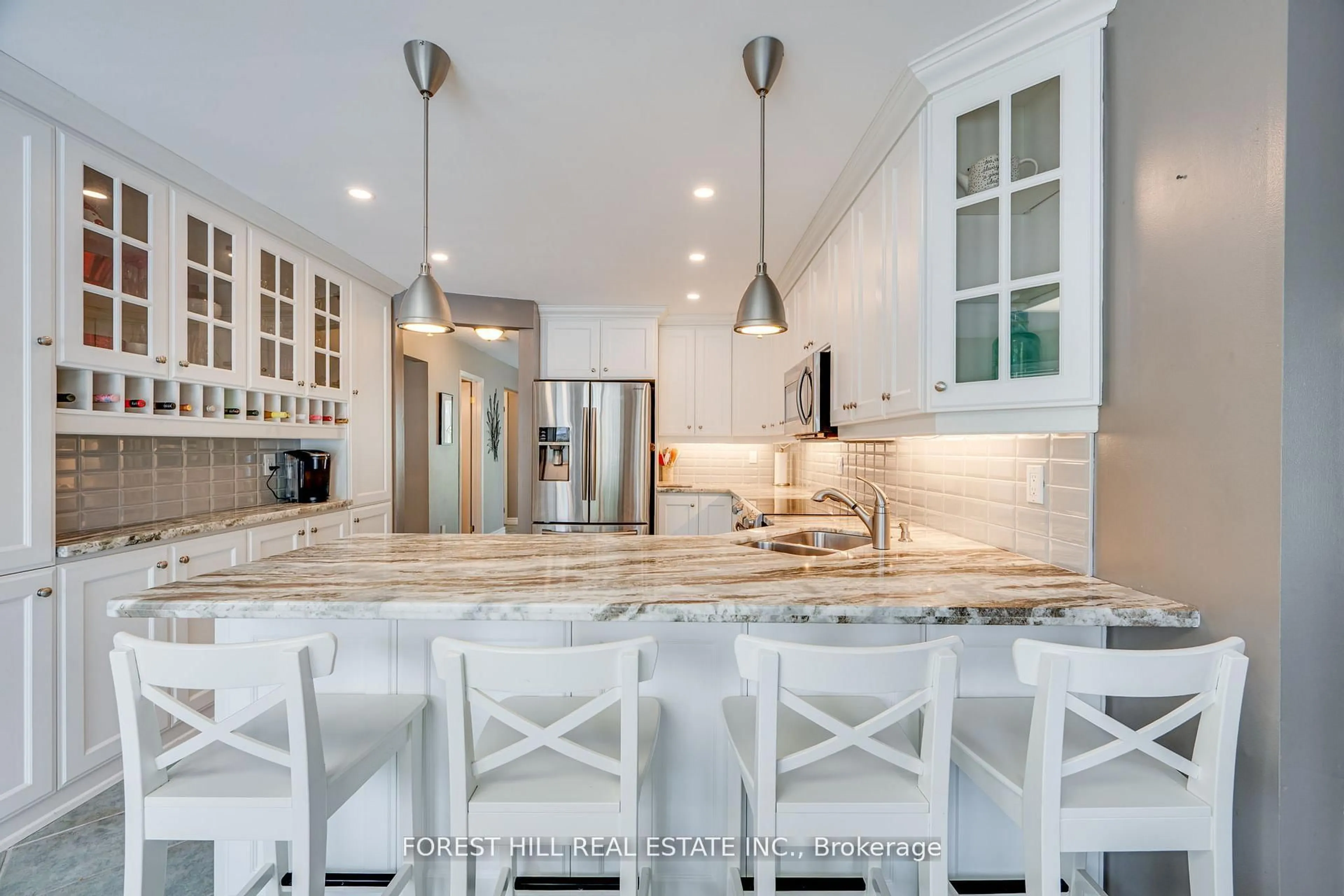 Open concept kitchen, ceramic/tile floor for 4 Milgate Pl, Aurora Ontario L4G 5R2