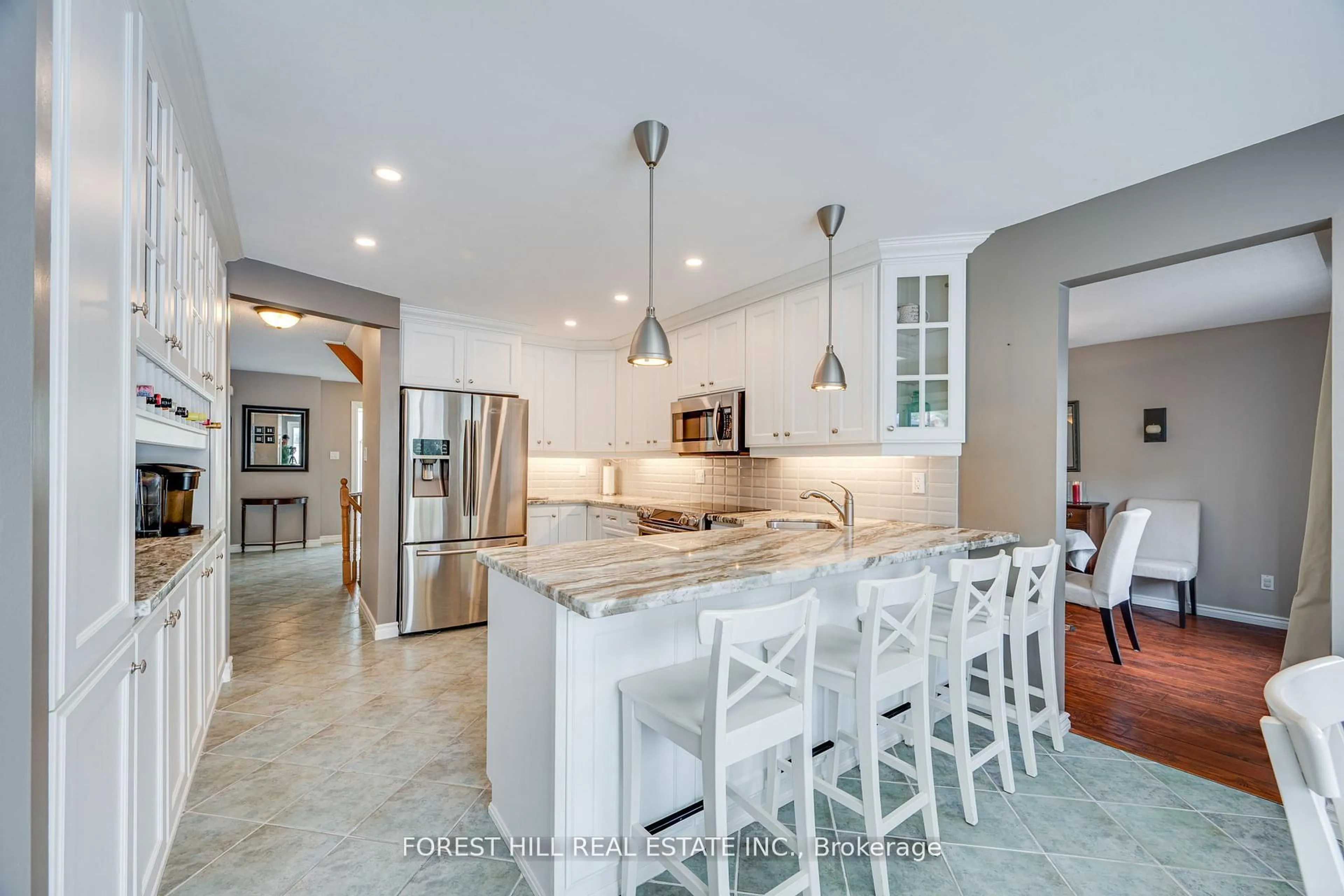 Open concept kitchen, ceramic/tile floor for 4 Milgate Pl, Aurora Ontario L4G 5R2