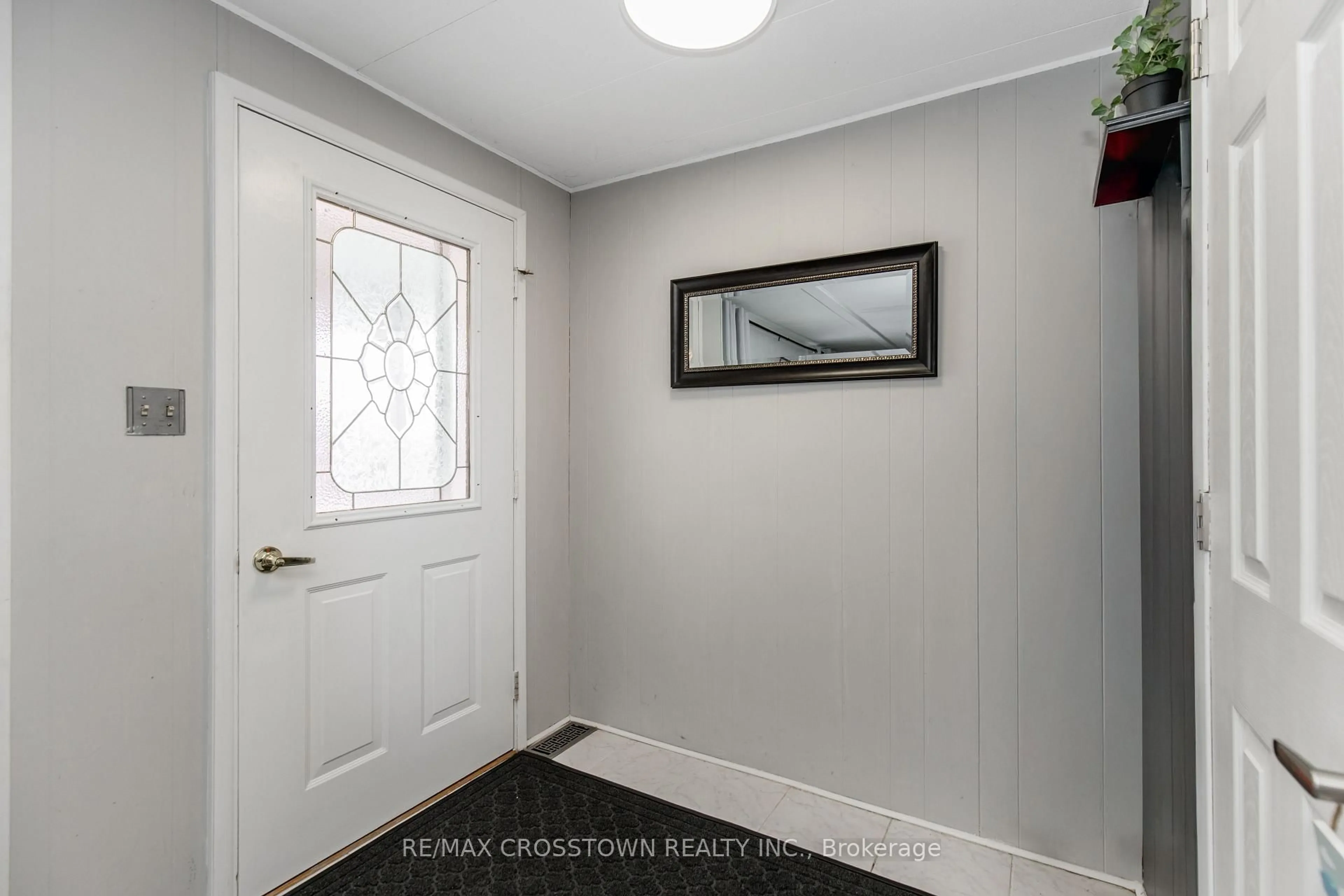 Indoor entryway for 3 Fairbirch Crt, Innisfil Ontario L9S 1R2