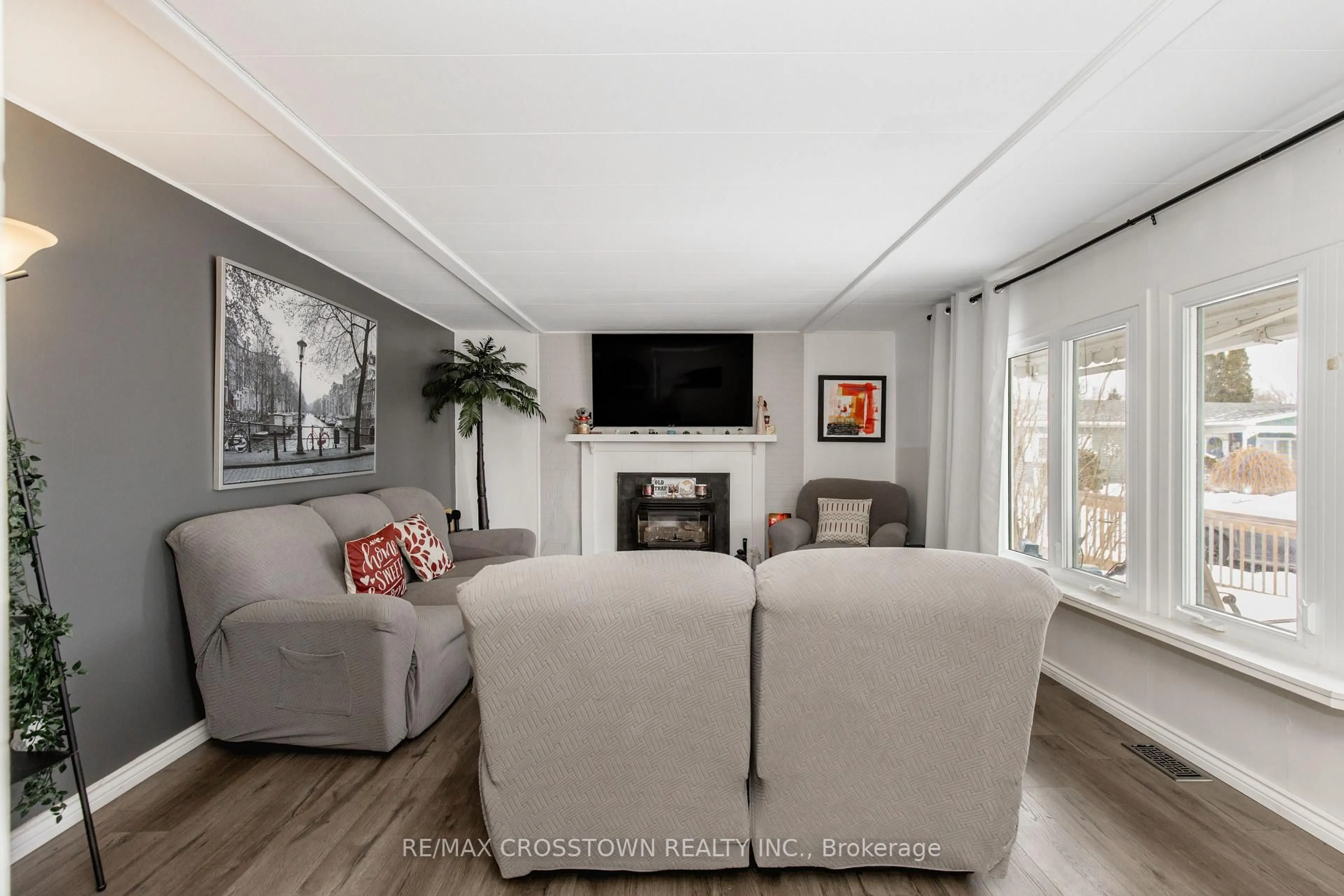 Living room with furniture, unknown for 3 Fairbirch Crt, Innisfil Ontario L9S 1R2