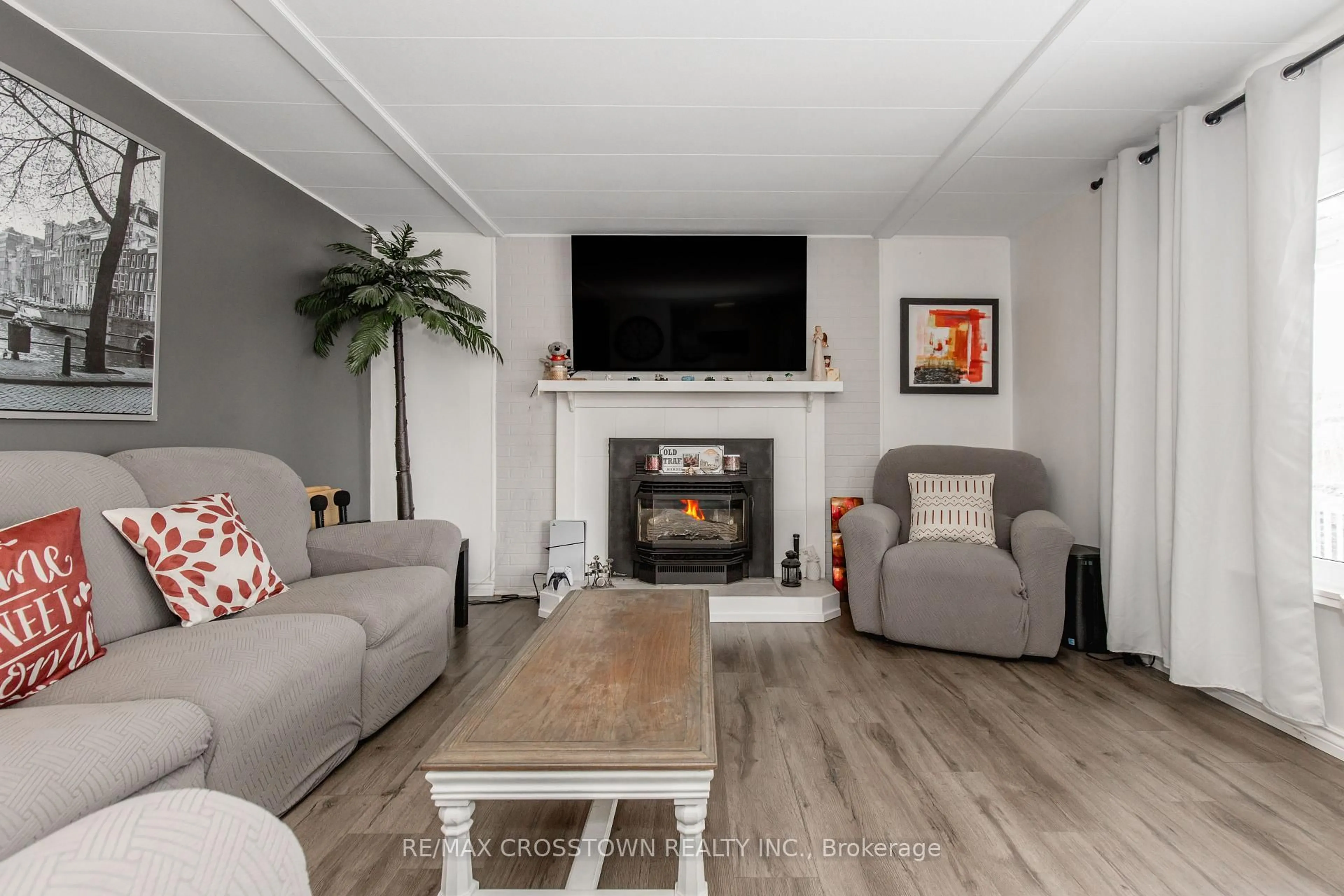 Living room with furniture, unknown for 3 Fairbirch Crt, Innisfil Ontario L9S 1R2