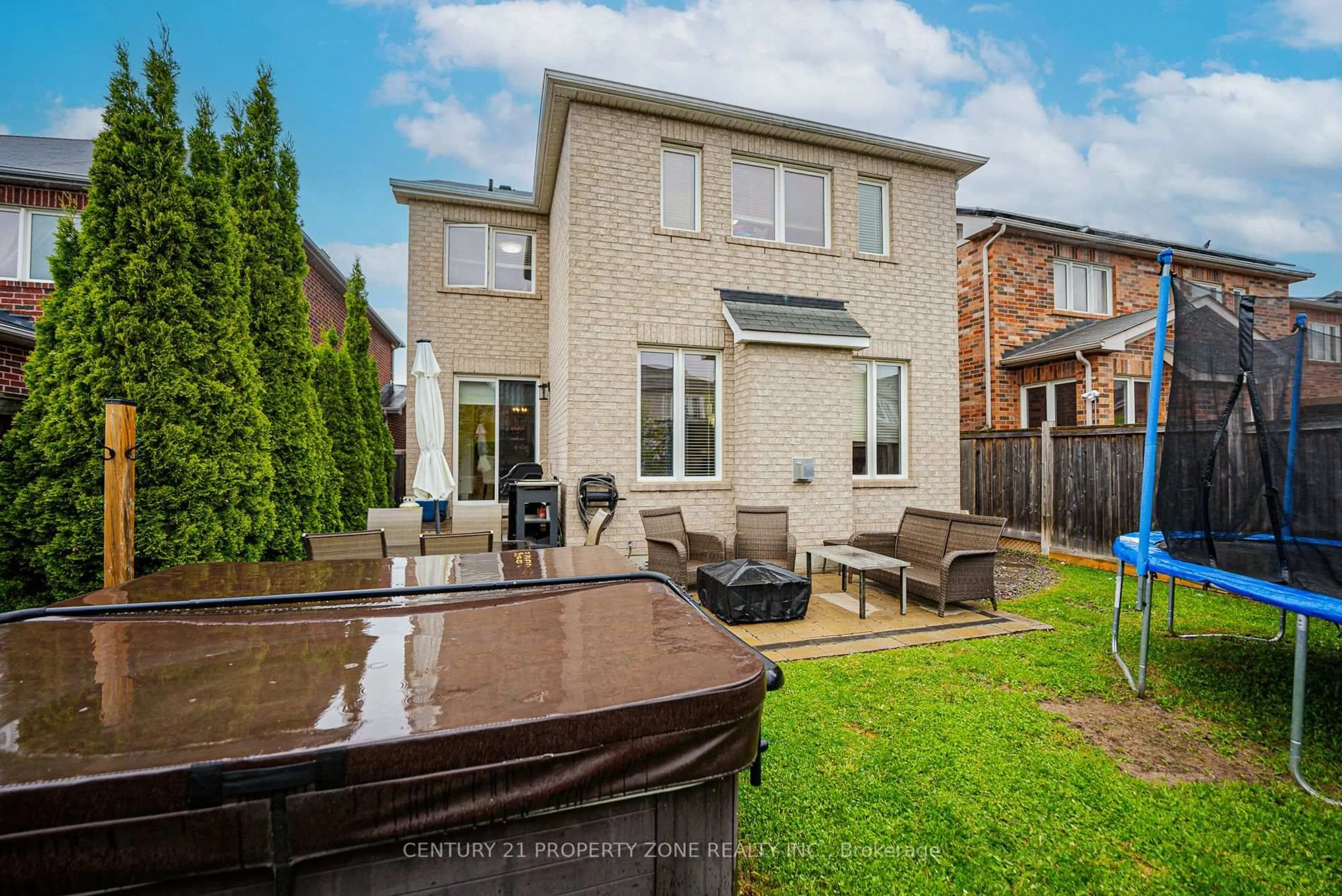 Patio, street for 169 Downy Emerald Dr, Bradford West Gwillimbury Ontario L3Z 0E6