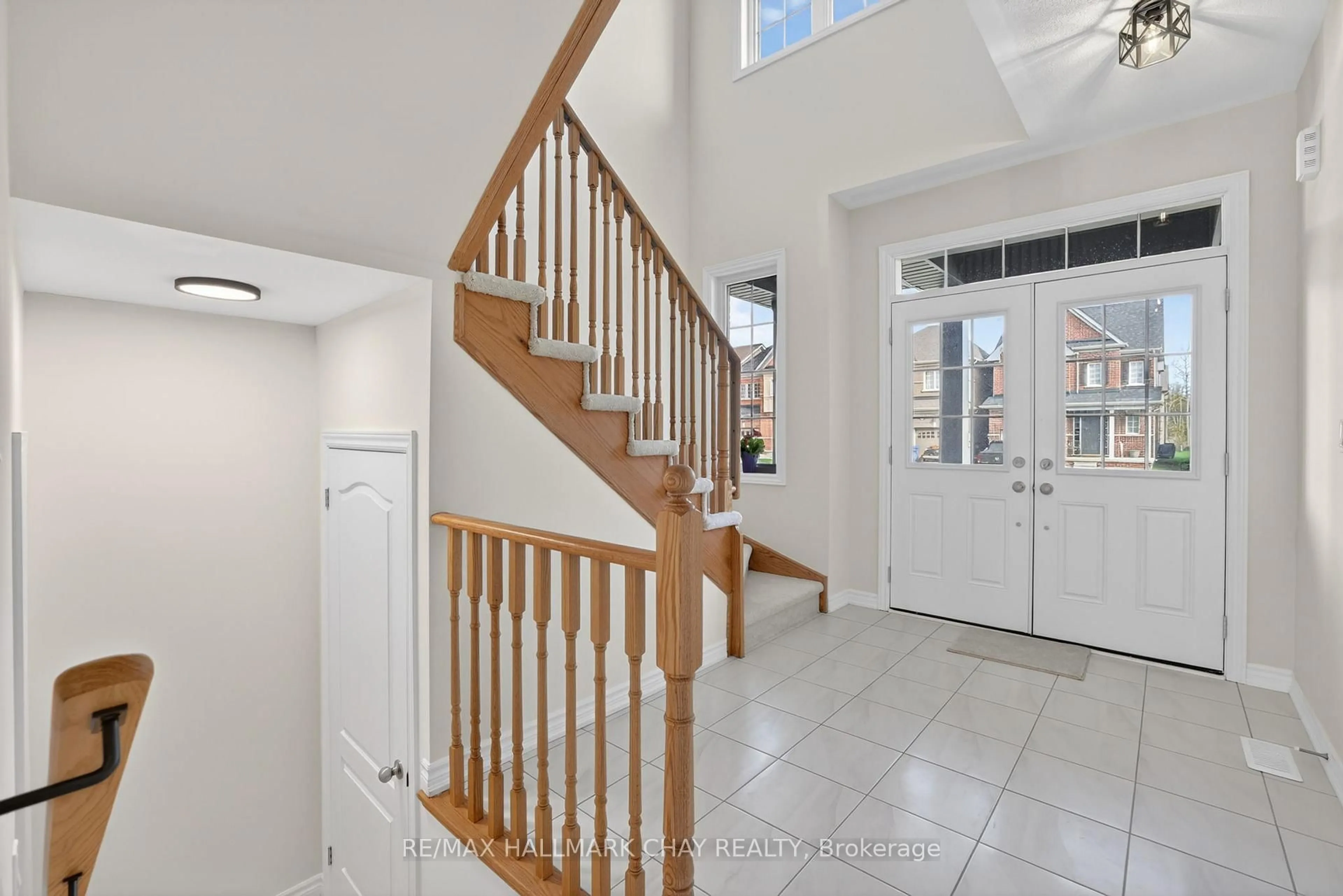 Indoor entryway for 119 Cliff Thompson Crt, Georgina Ontario L0E 1R0