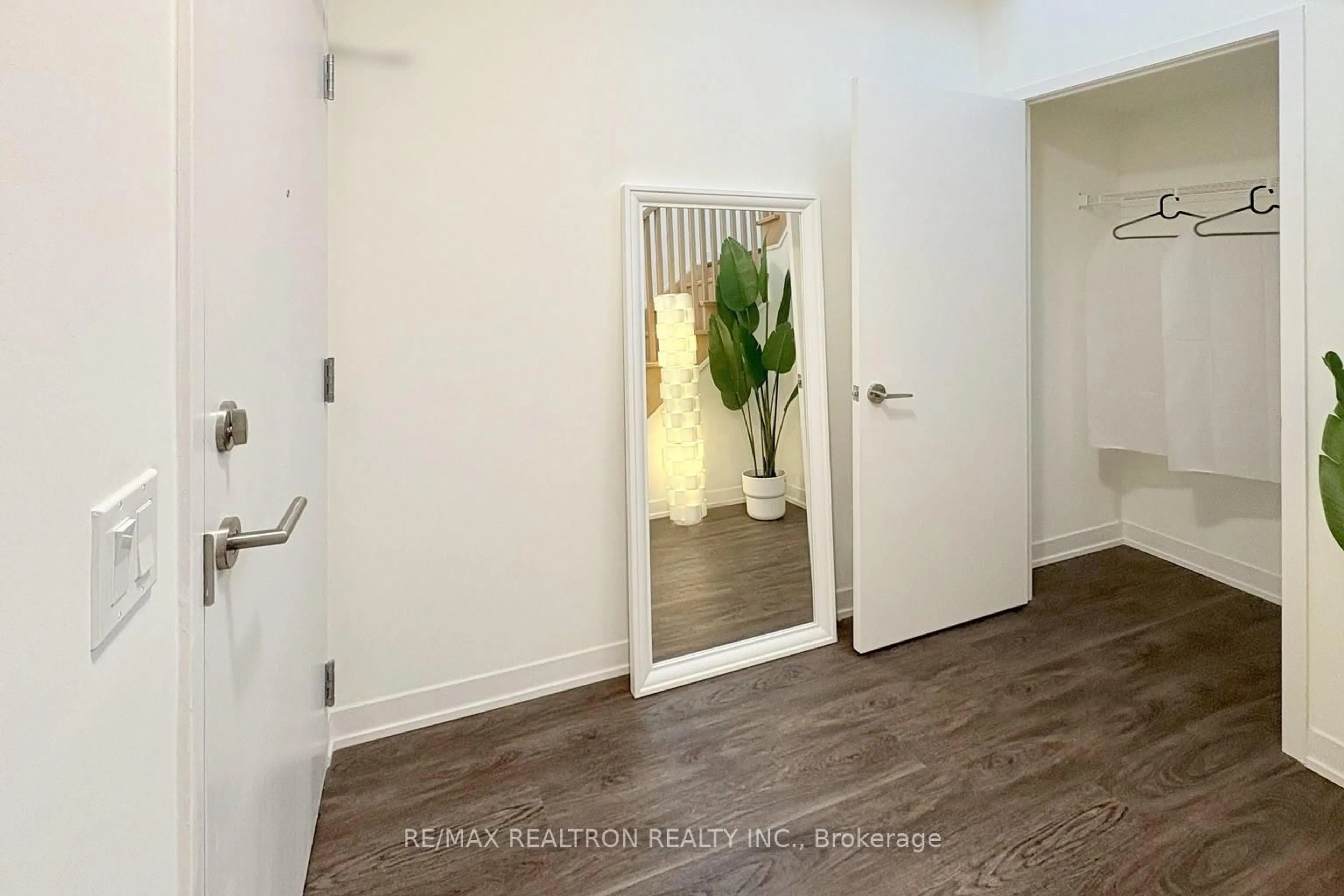 Indoor entryway for 6 David Eyer Rd #PH915, Richmond Hill Ontario L4S 0N5