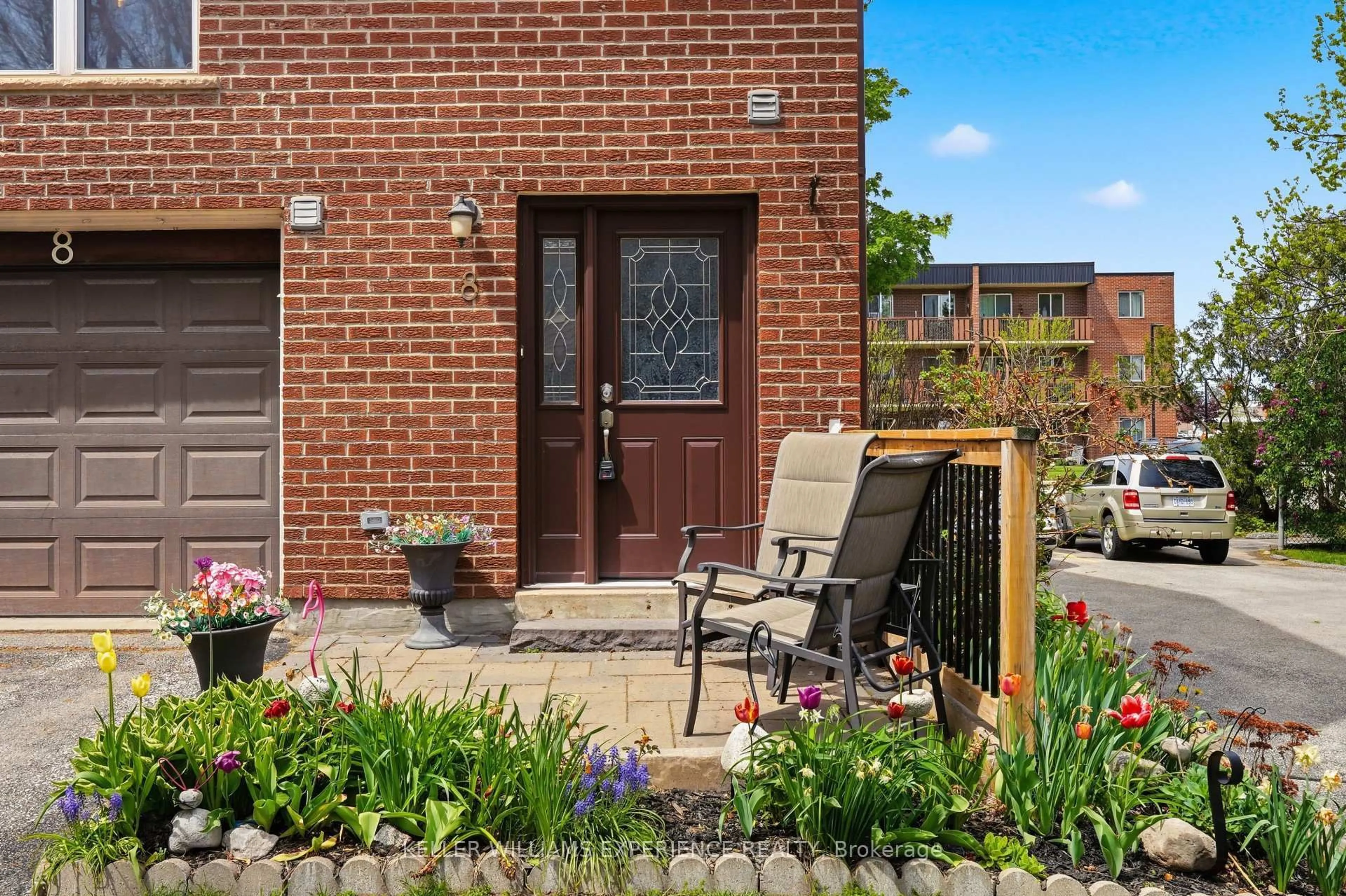 Patio, street for 246 Tupper Blvd #8, New Tecumseth Ontario L9R 1A9