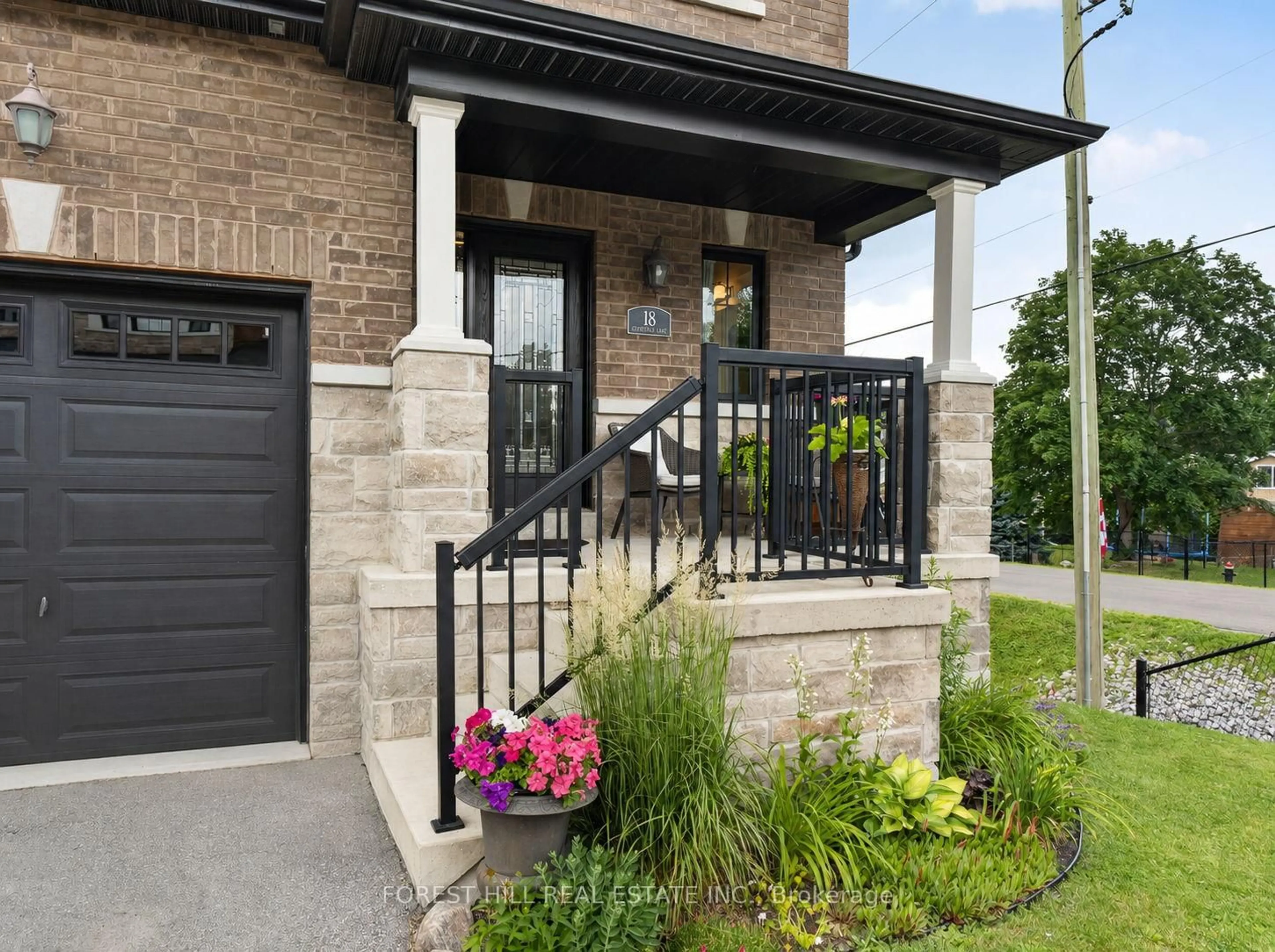 Home with brick exterior material, street for 18 Charmuse Lane, East Gwillimbury Ontario L9N 0N7