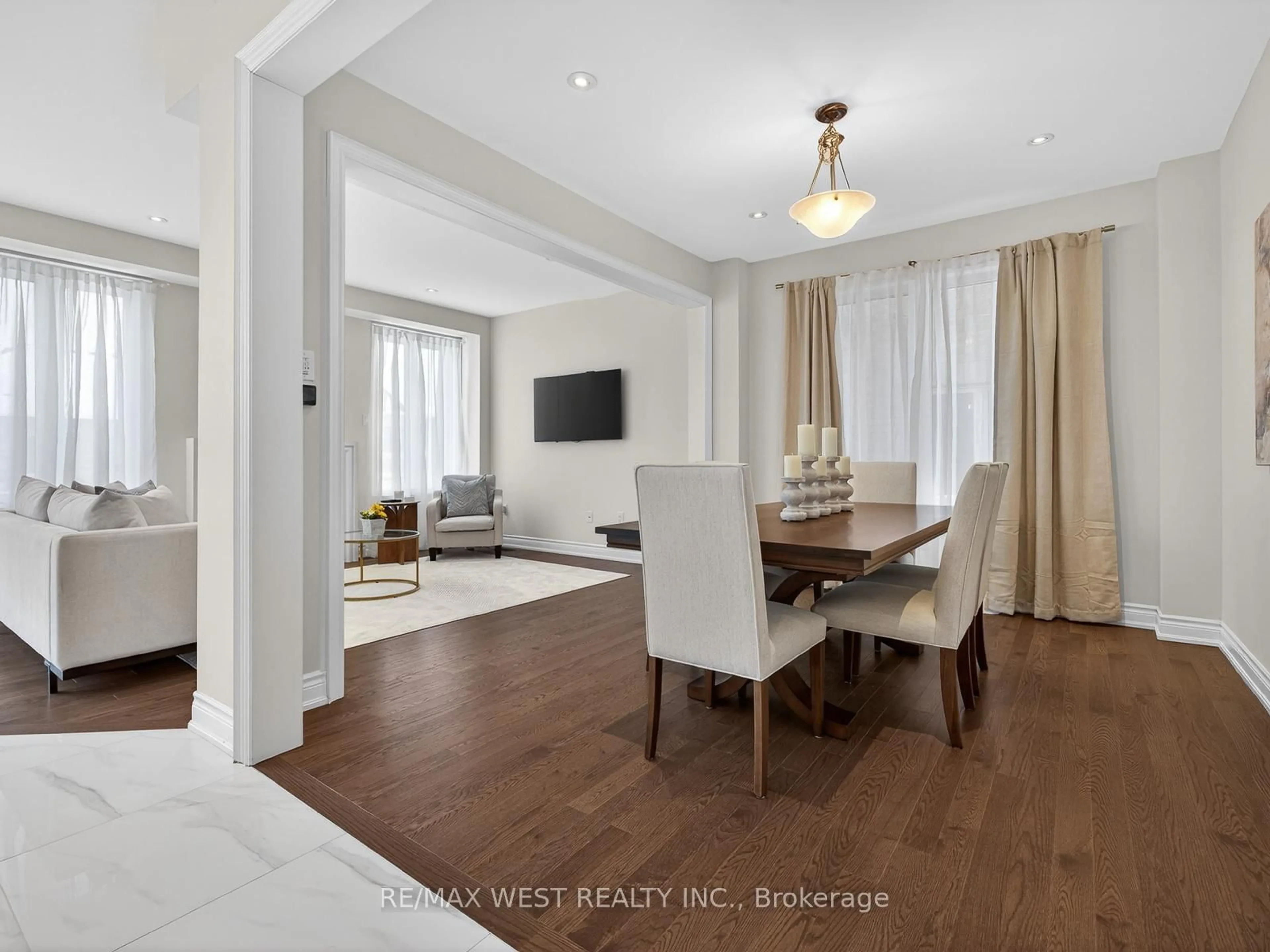 Dining room, wood/laminate floor for 90 Watershed Gate, East Gwillimbury Ontario L9N 0Y2