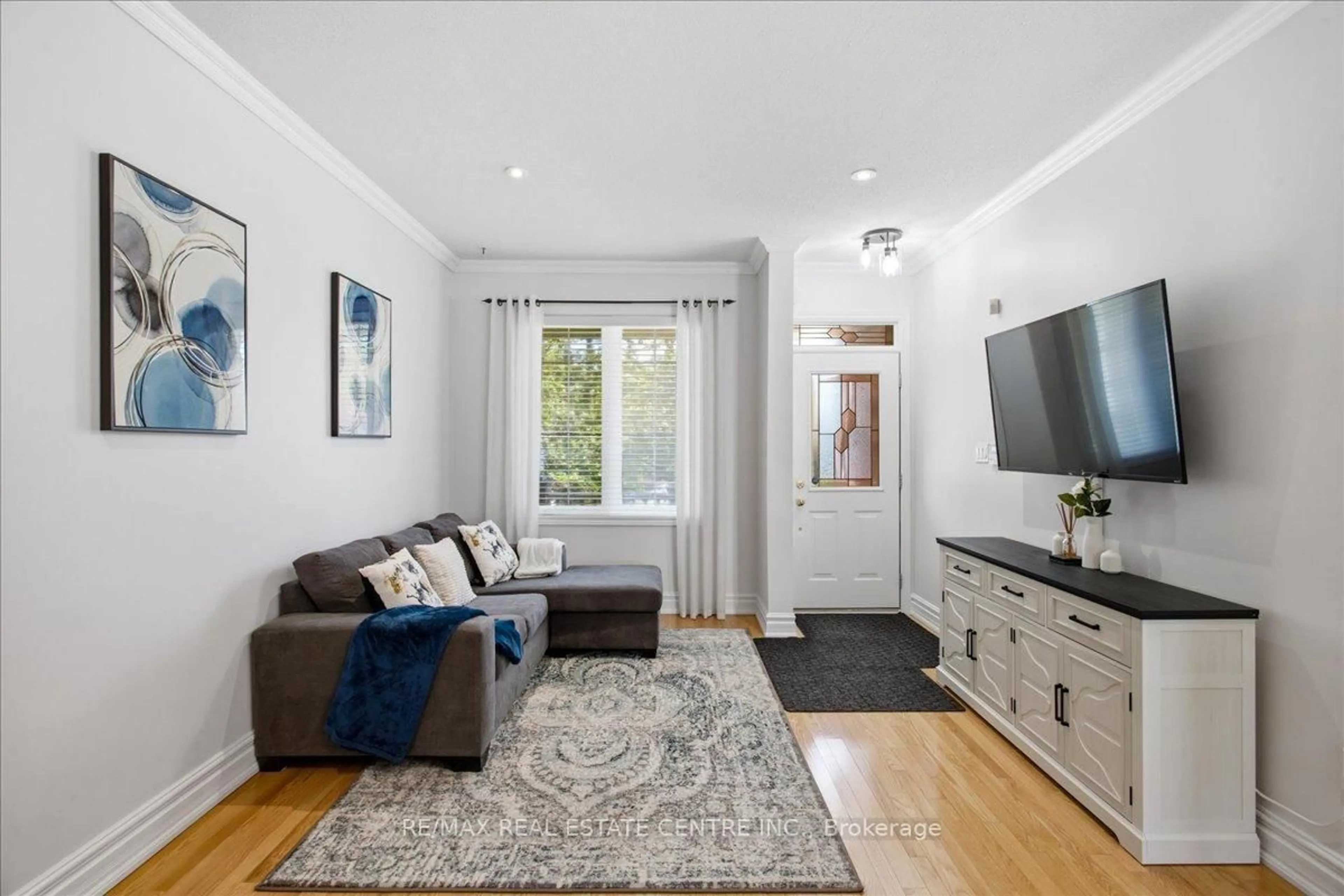 Living room with furniture, unknown for 83 Limeridge St, Aurora Ontario L4G 7X9