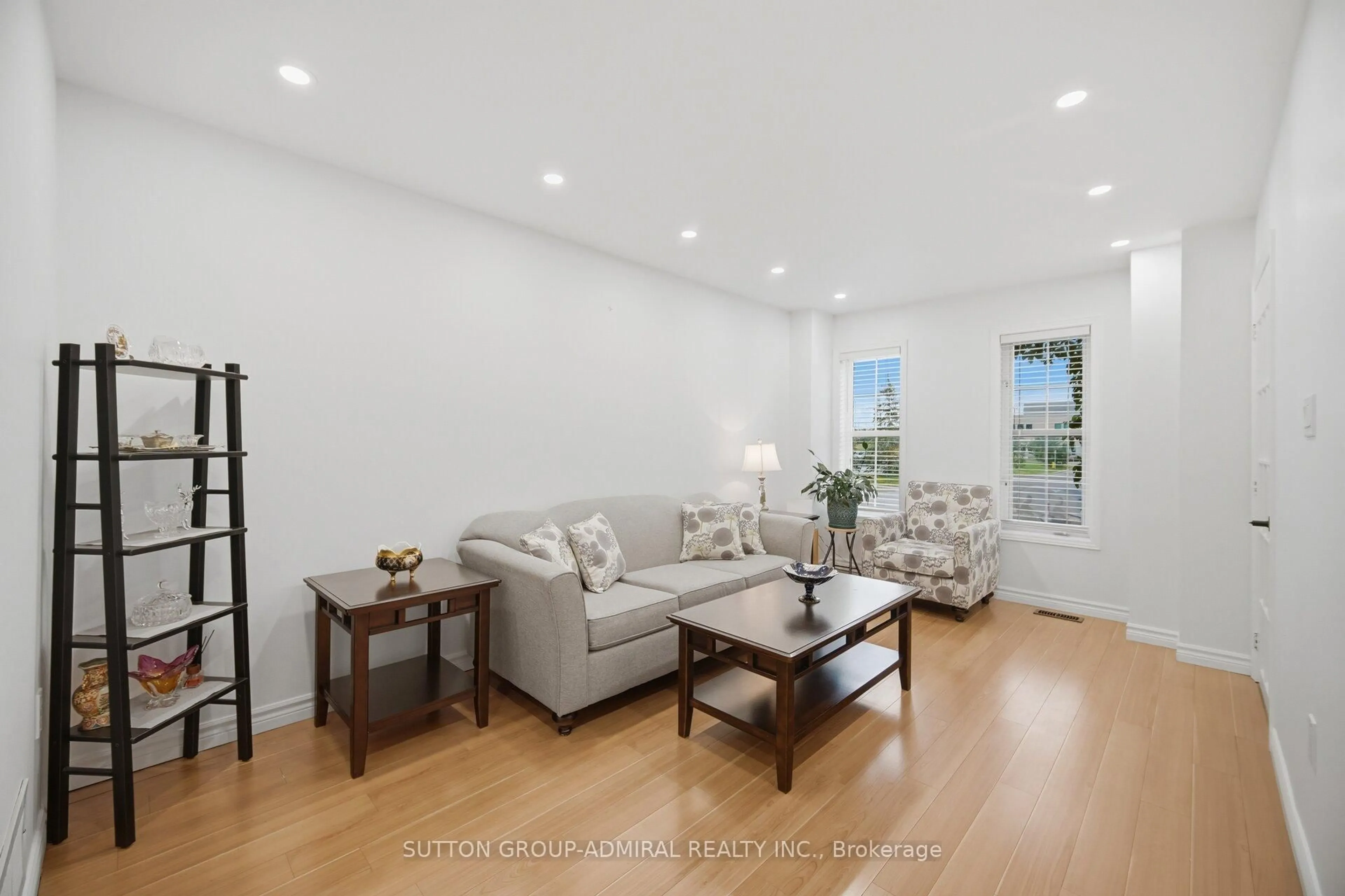 Living room with furniture, wood/laminate floor for 190 Bantry Ave, Richmond Hill Ontario L4B 4T6