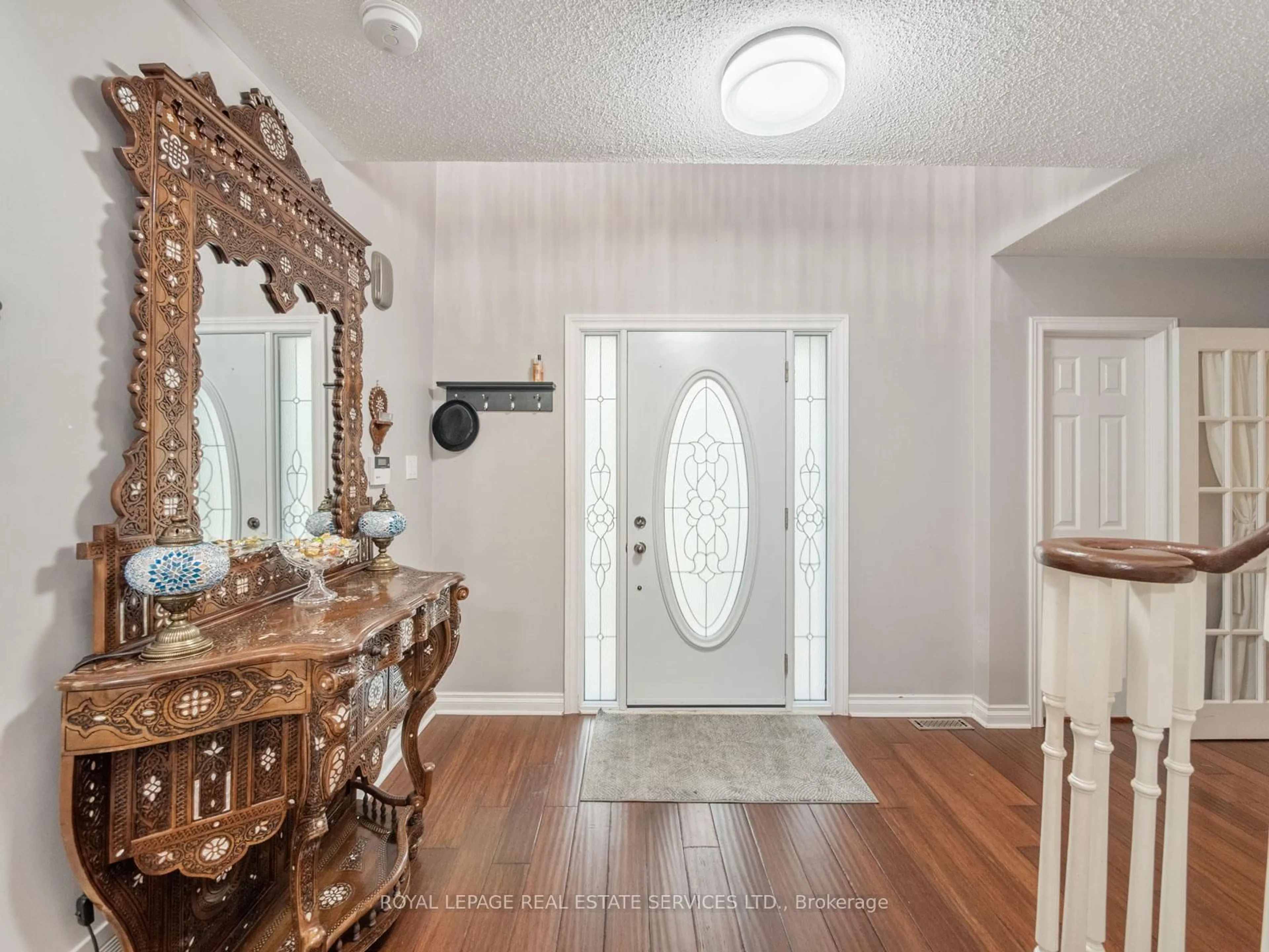 Indoor entryway for 63 Deerglen Terr, Aurora Ontario L4G 6Y2