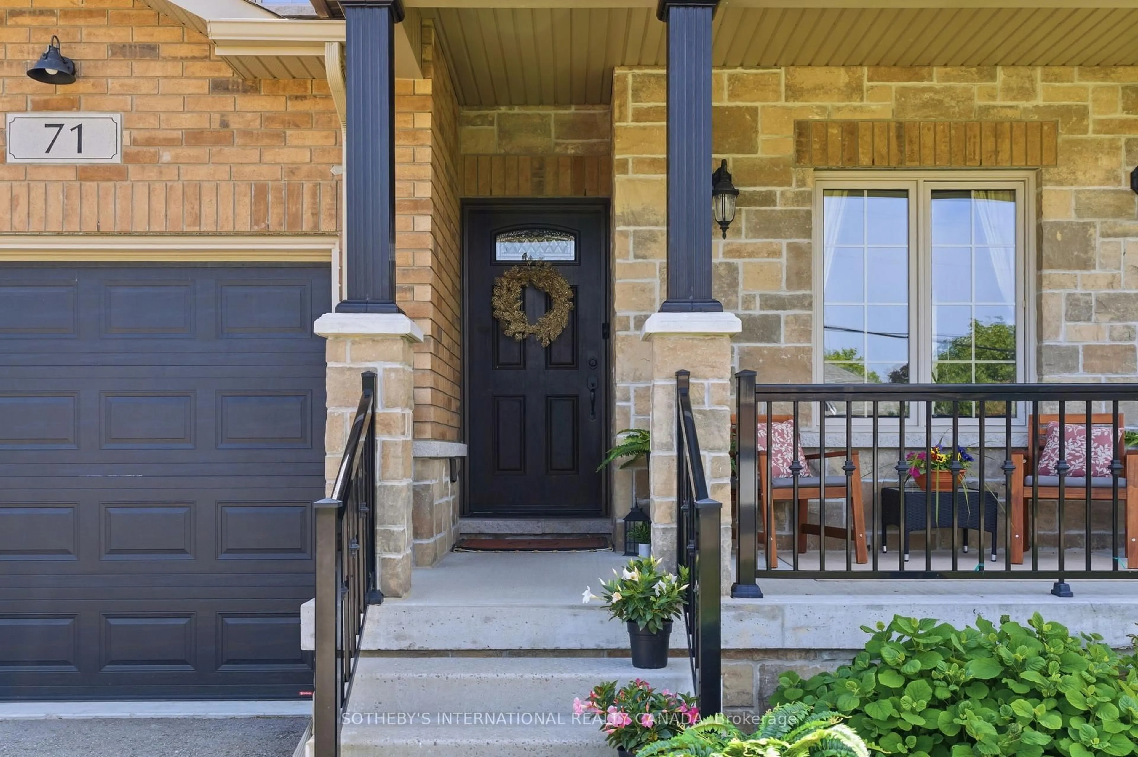 Indoor entryway for 71 Burke St, Georgina Ontario L0E 1R0