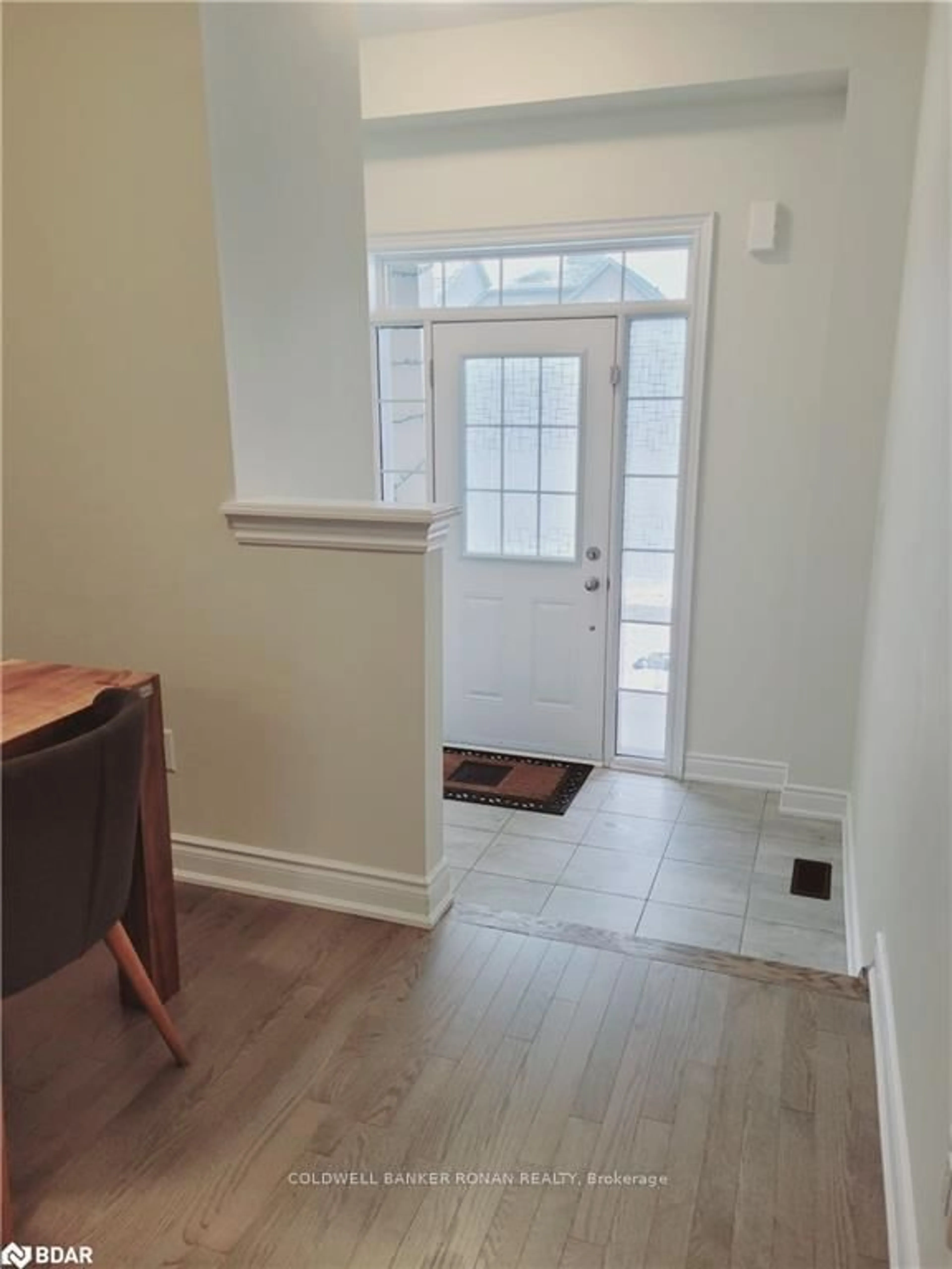 Indoor entryway for 73 Peacock Tr, New Tecumseth Ontario L9R 0T7
