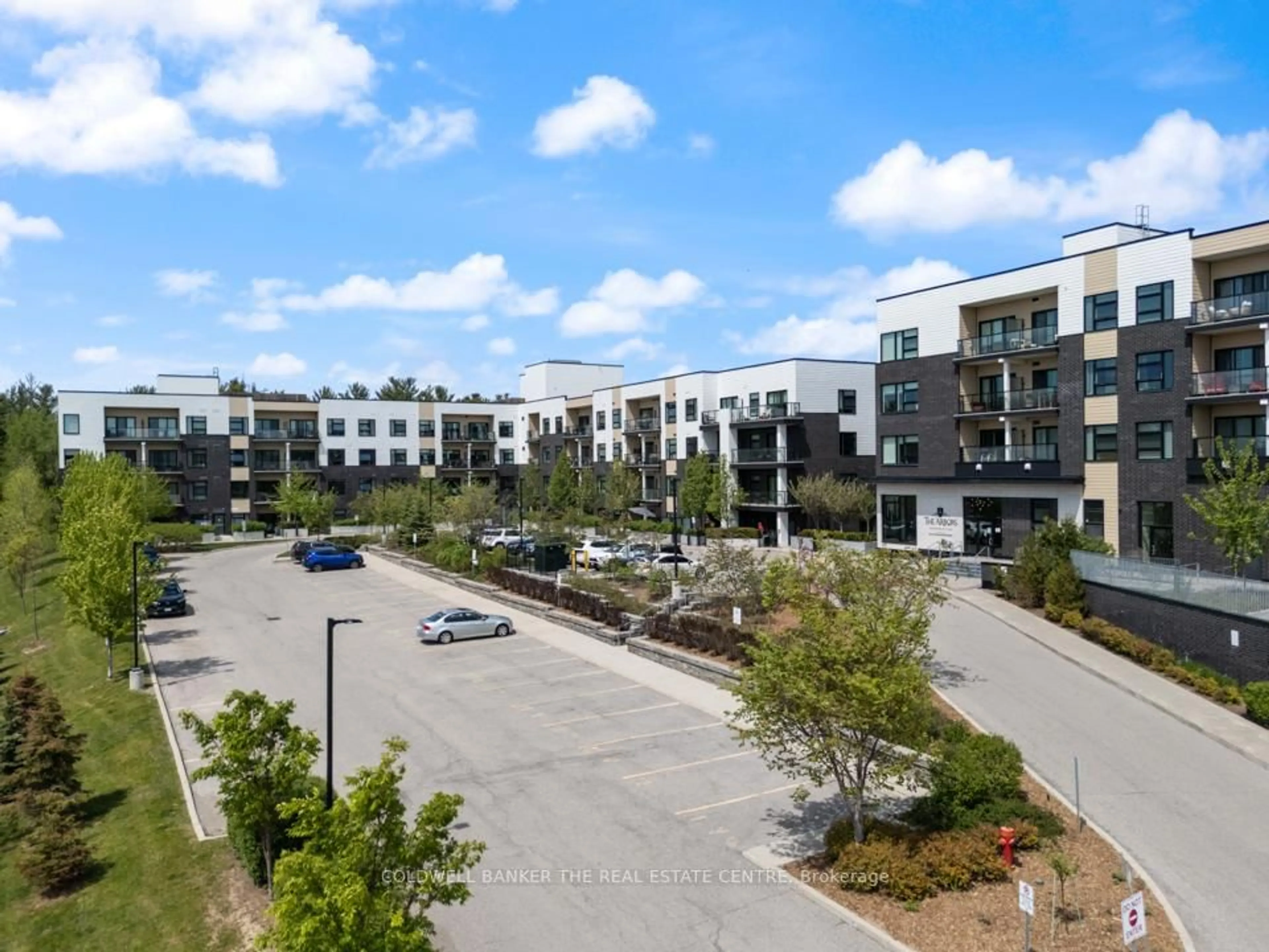 A pic from outside/outdoor area/front of a property/back of a property/a pic from drone, unknown for 555 William Graham Dr #246, Aurora Ontario L4G 3H9