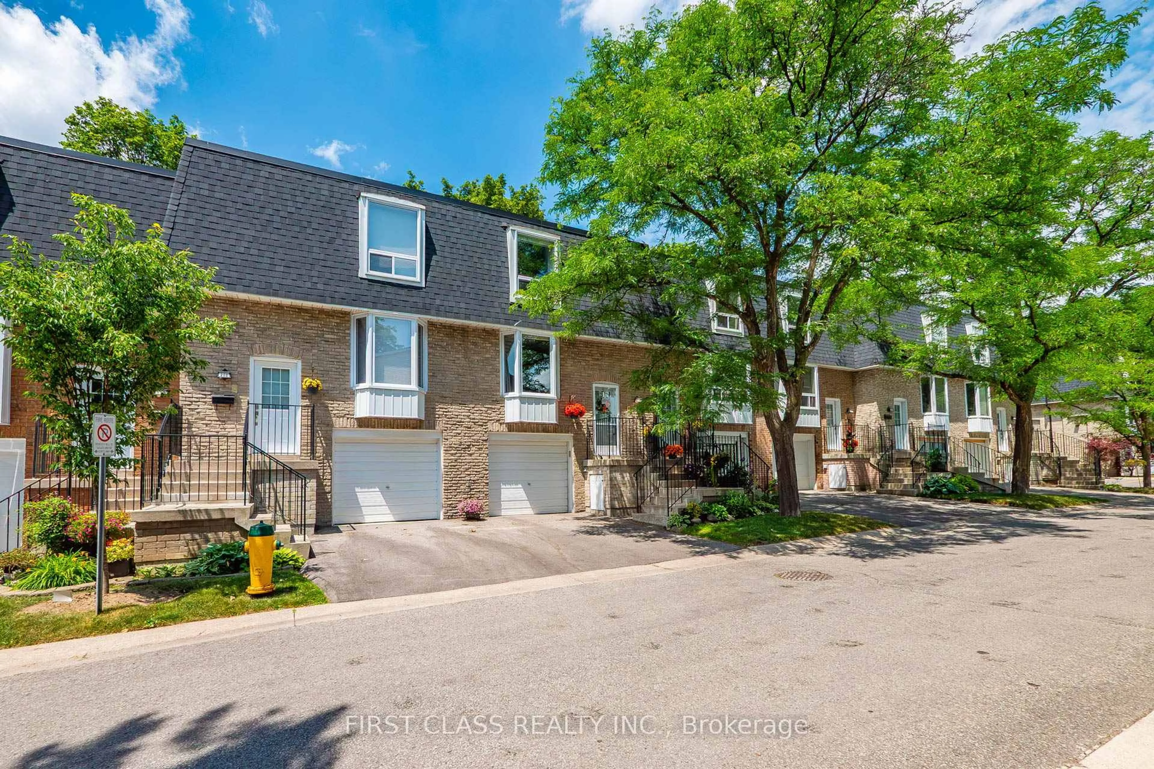 A pic from outside/outdoor area/front of a property/back of a property/a pic from drone, street for 202 Royal Orchard Blvd, Markham Ontario L3T 3E7