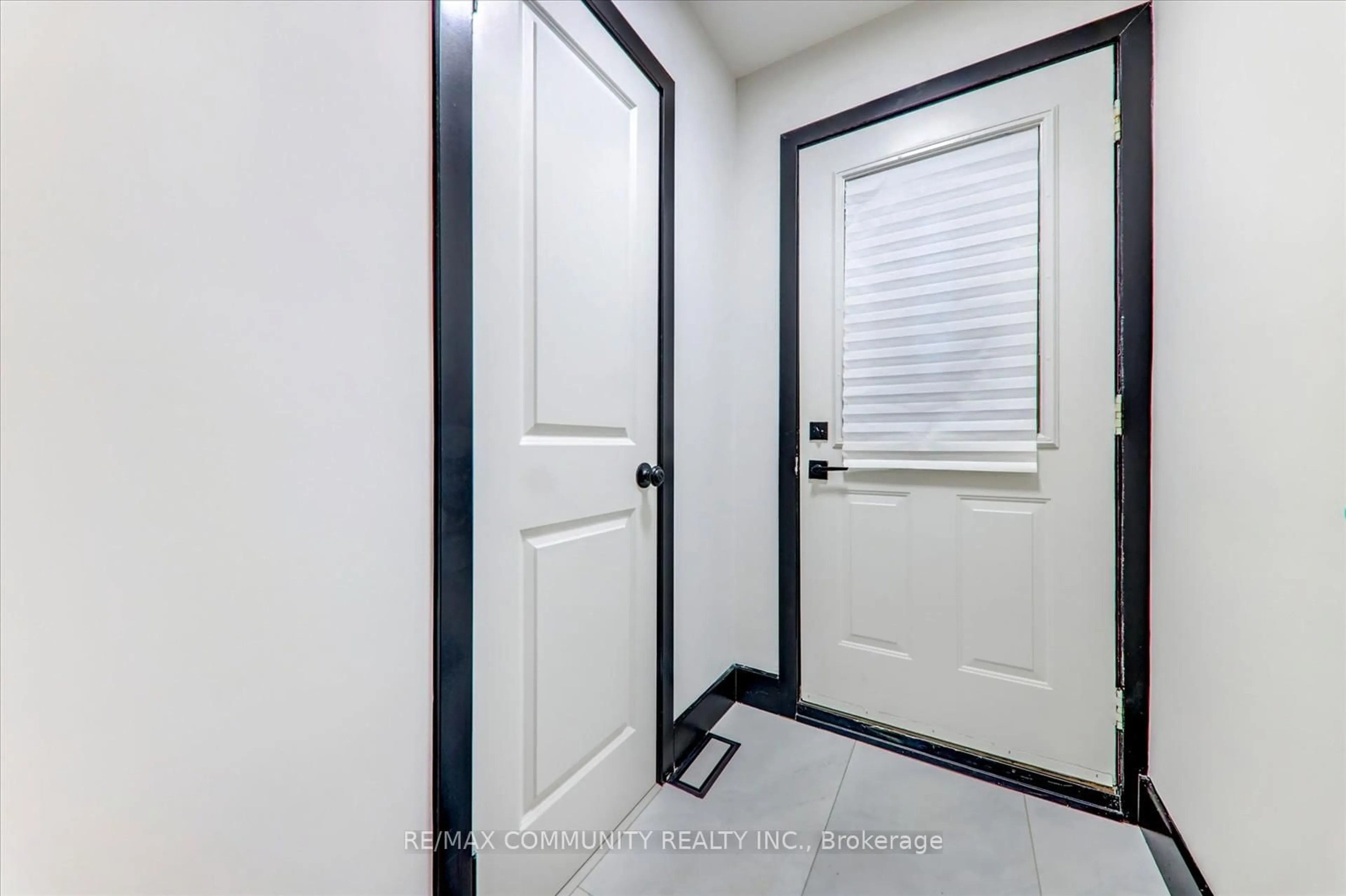 Indoor entryway for 25 George St, New Tecumseth Ontario L9R 1M7