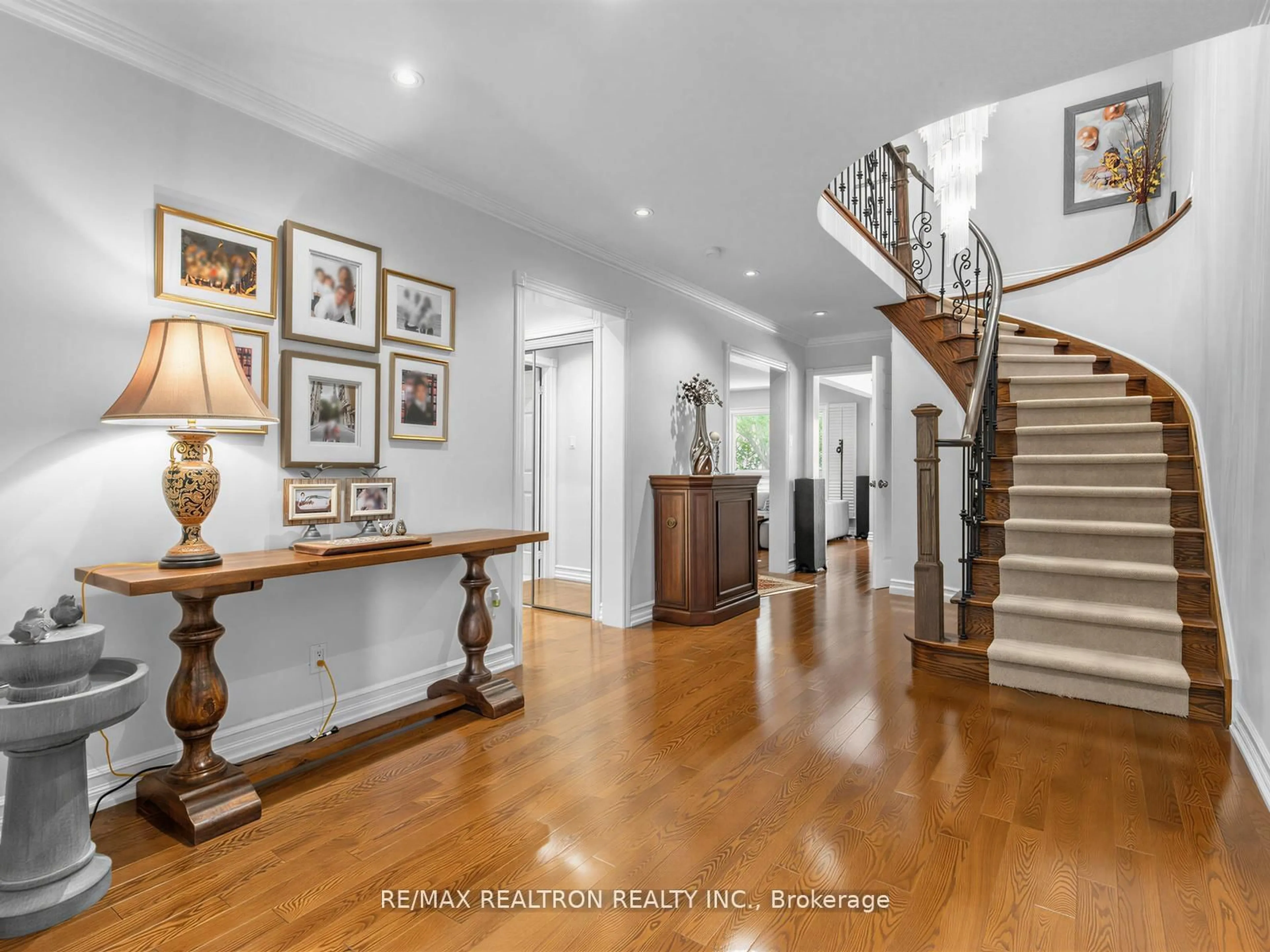 Indoor entryway for 210 Westmount Blvd, Vaughan Ontario L4J 7W2