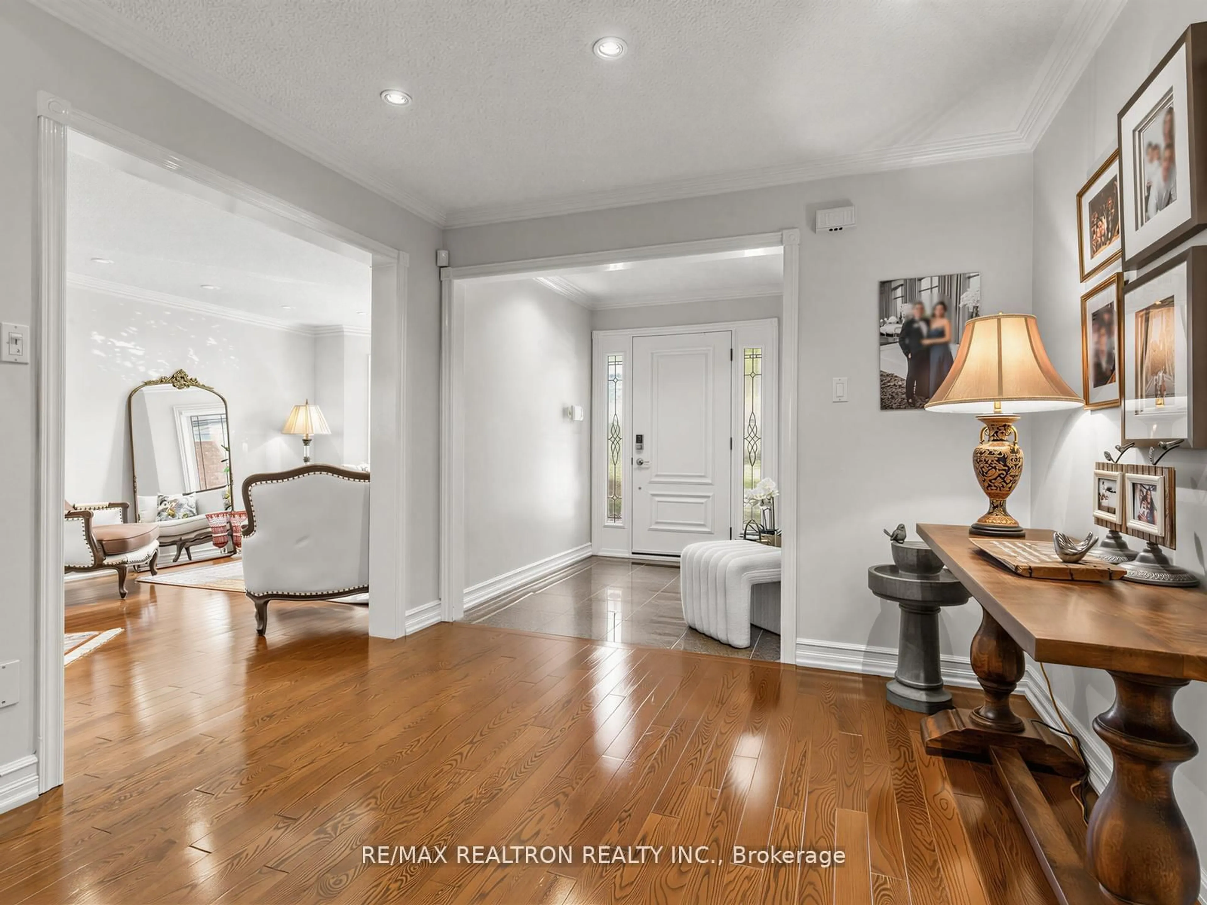 Indoor entryway for 210 Westmount Blvd, Vaughan Ontario L4J 7W2