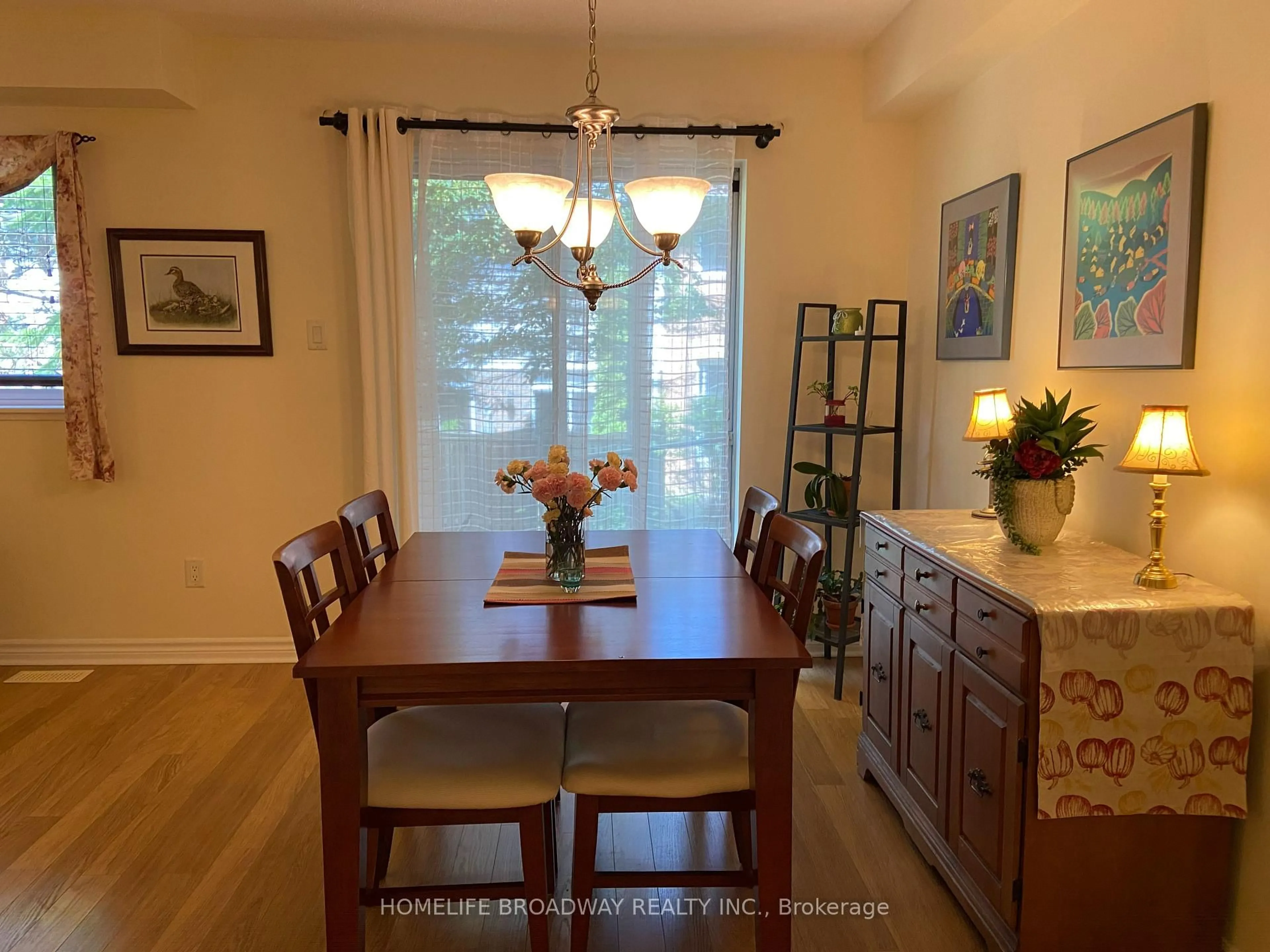 Dining room, wood/laminate floor for 517 Jack Giles Circ #26, Newmarket Ontario L3X 1X8