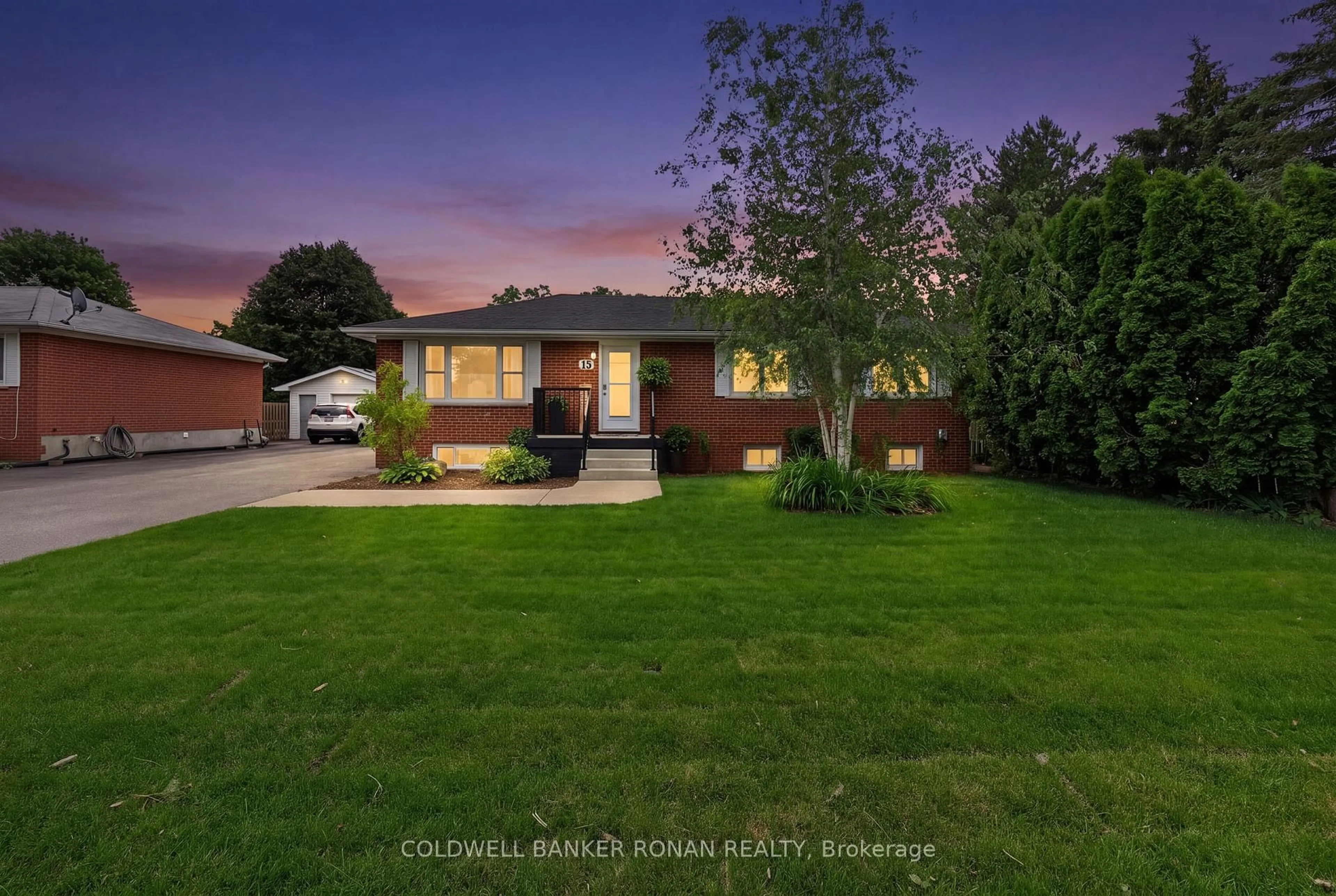 A pic from outside/outdoor area/front of a property/back of a property/a pic from drone, street for 15 Essa Rd, New Tecumseth Ontario L9R 1N3