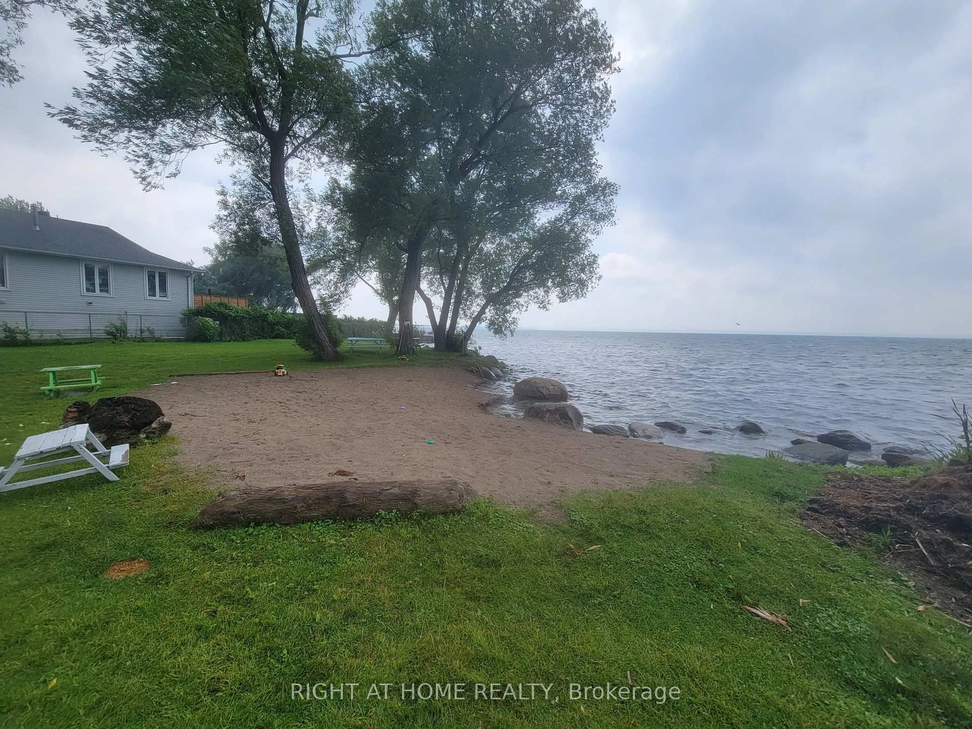 Unknown for 215 Bayview Ave, Georgina Ontario L4P 2T3
