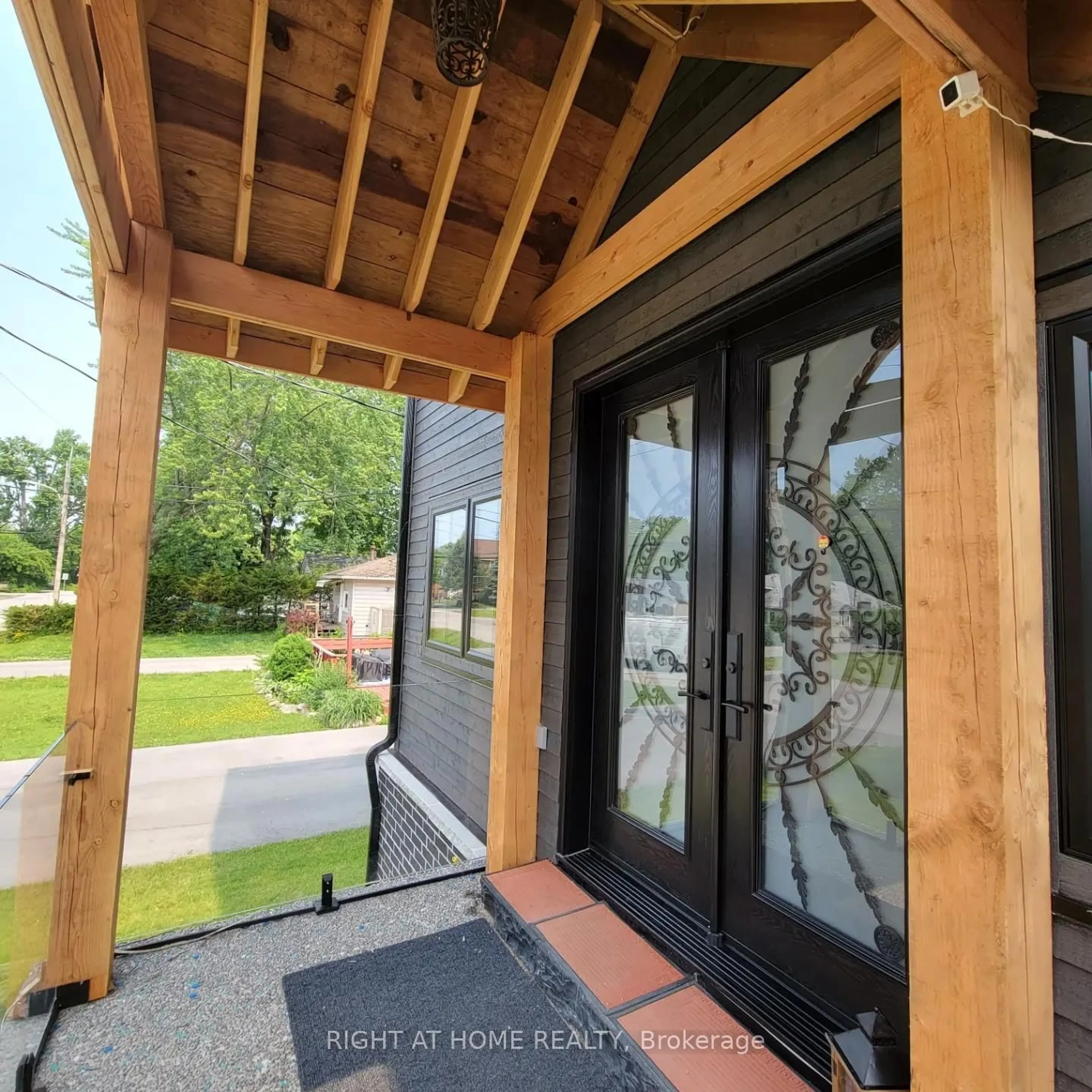 Indoor entryway for 215 Bayview Ave, Georgina Ontario L4P 2T3