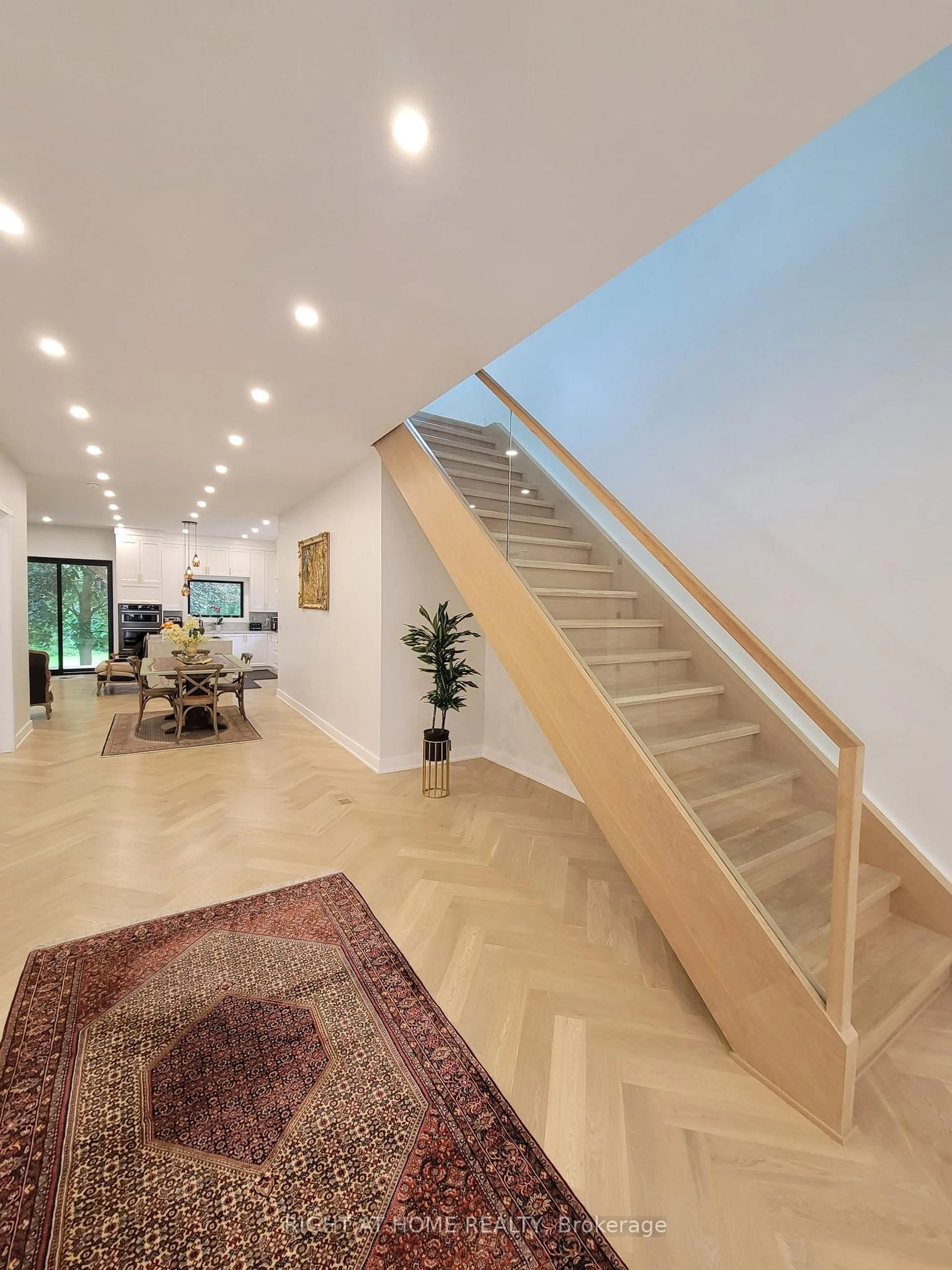 Indoor foyer for 215 Bayview Ave, Georgina Ontario L4P 2T3