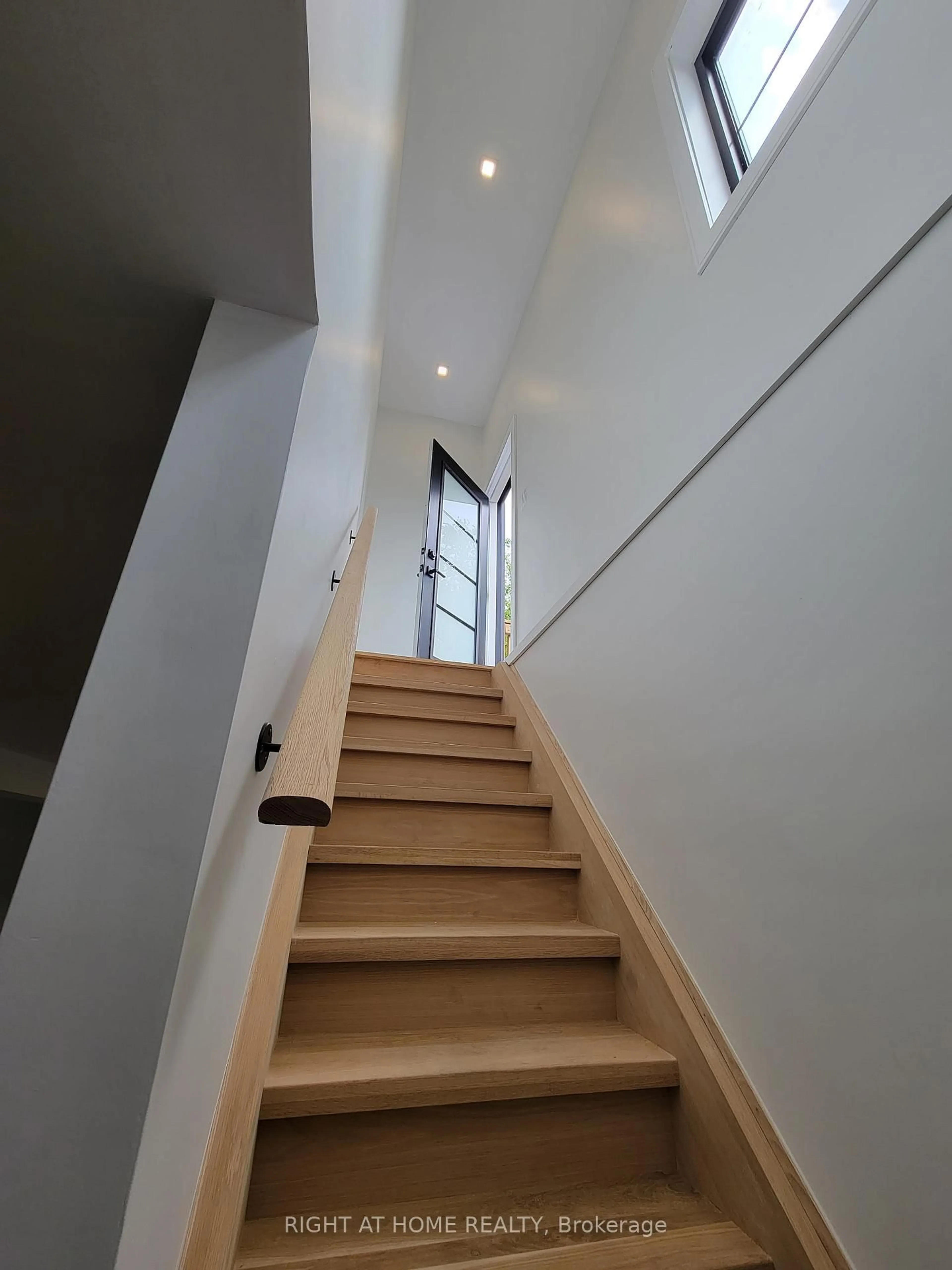 Stairs for 215 Bayview Ave, Georgina Ontario L4P 2T3