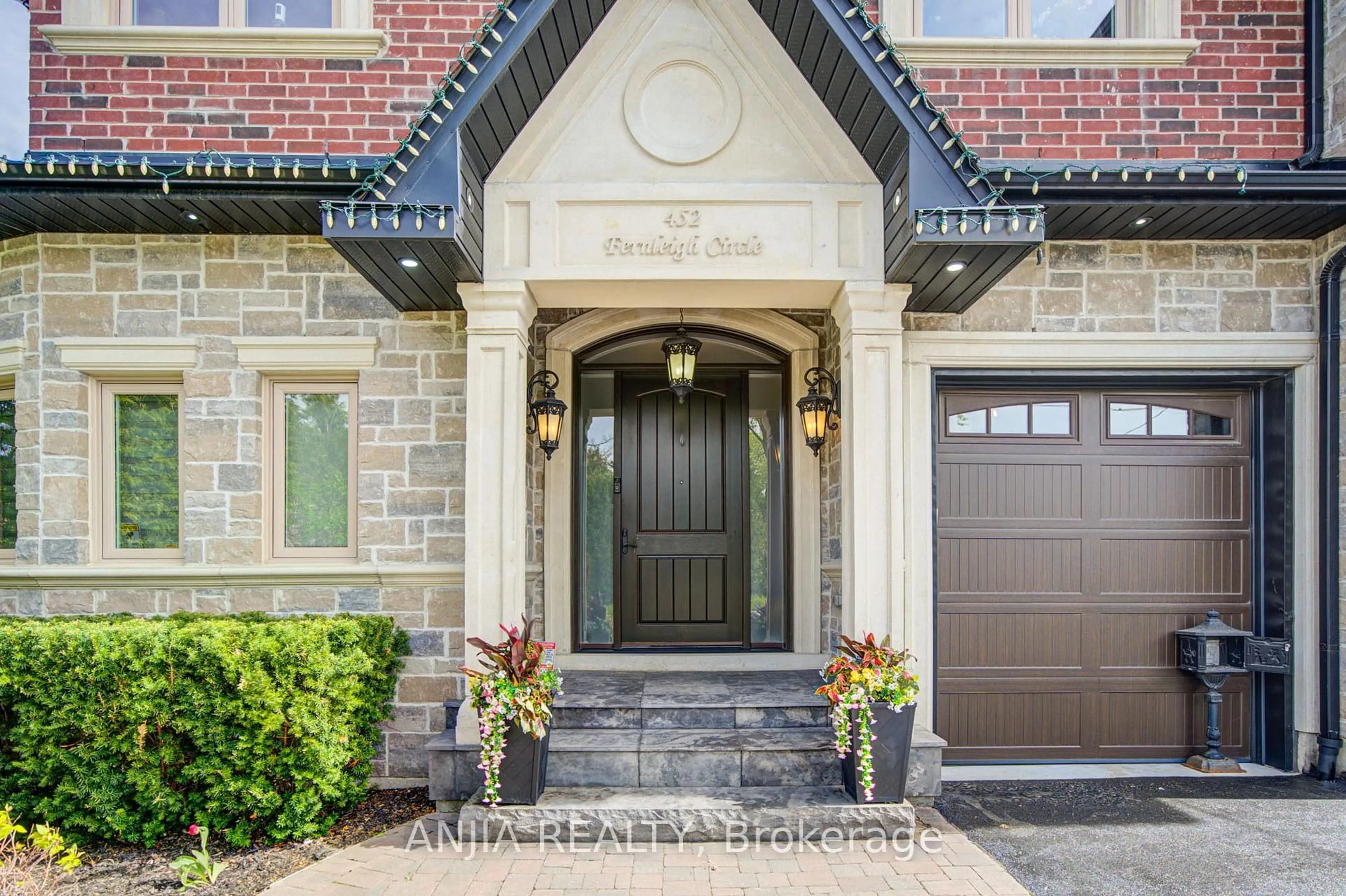 Indoor entryway for 452 Fernleigh Circ, Richmond Hill Ontario L4C 1E6