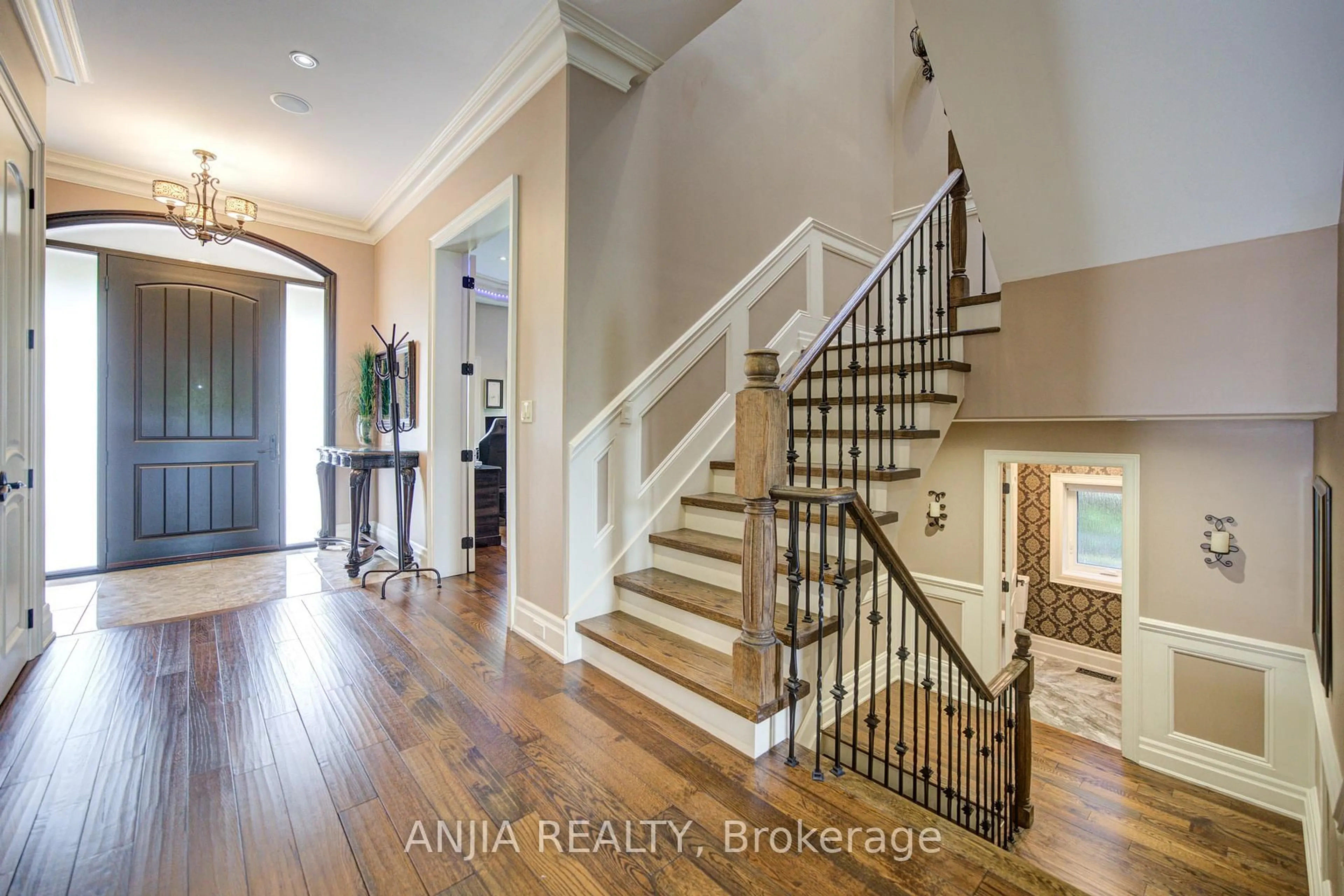 Indoor entryway for 452 Fernleigh Circ, Richmond Hill Ontario L4C 1E6
