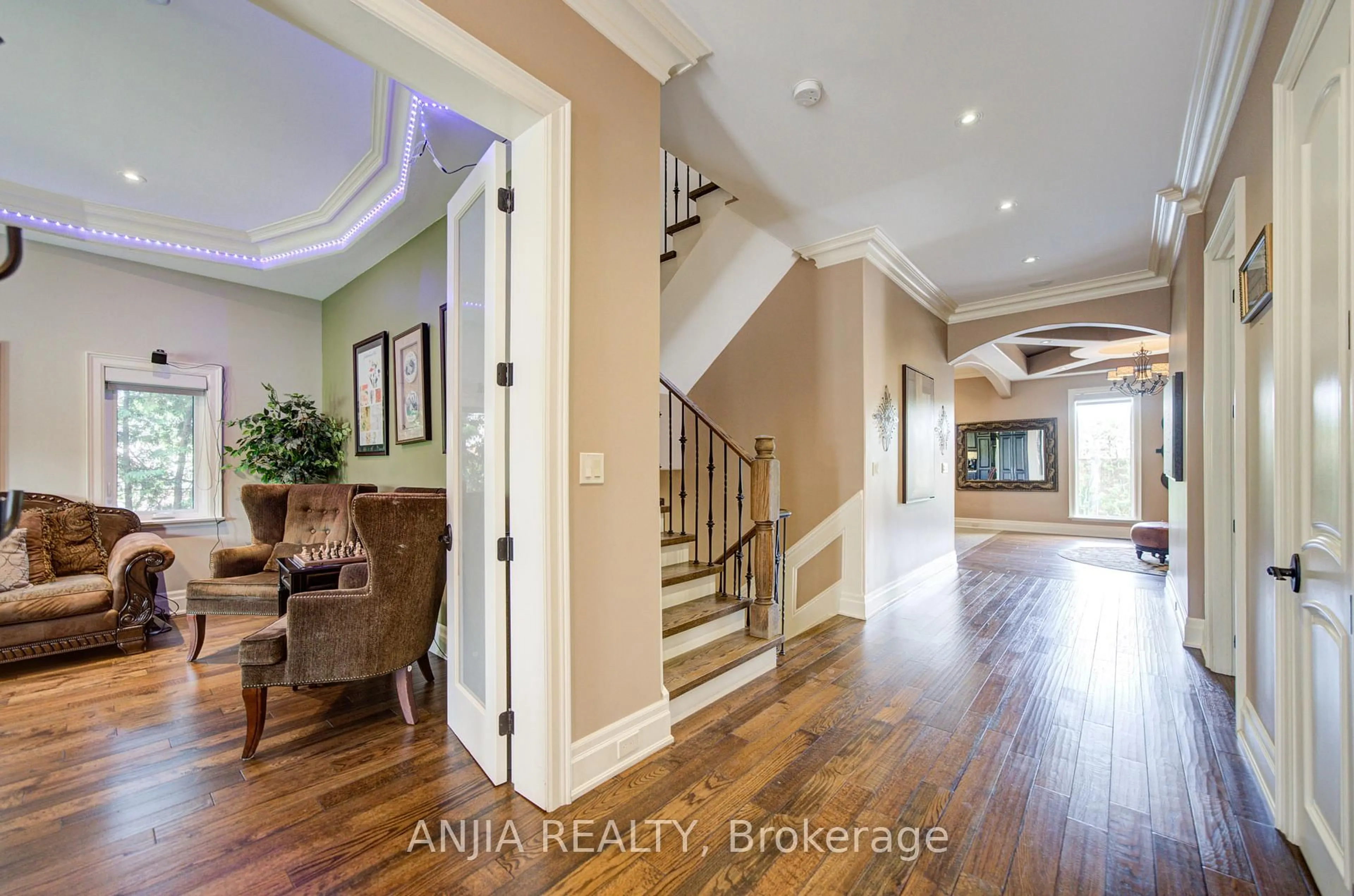 Indoor entryway for 452 Fernleigh Circ, Richmond Hill Ontario L4C 1E6