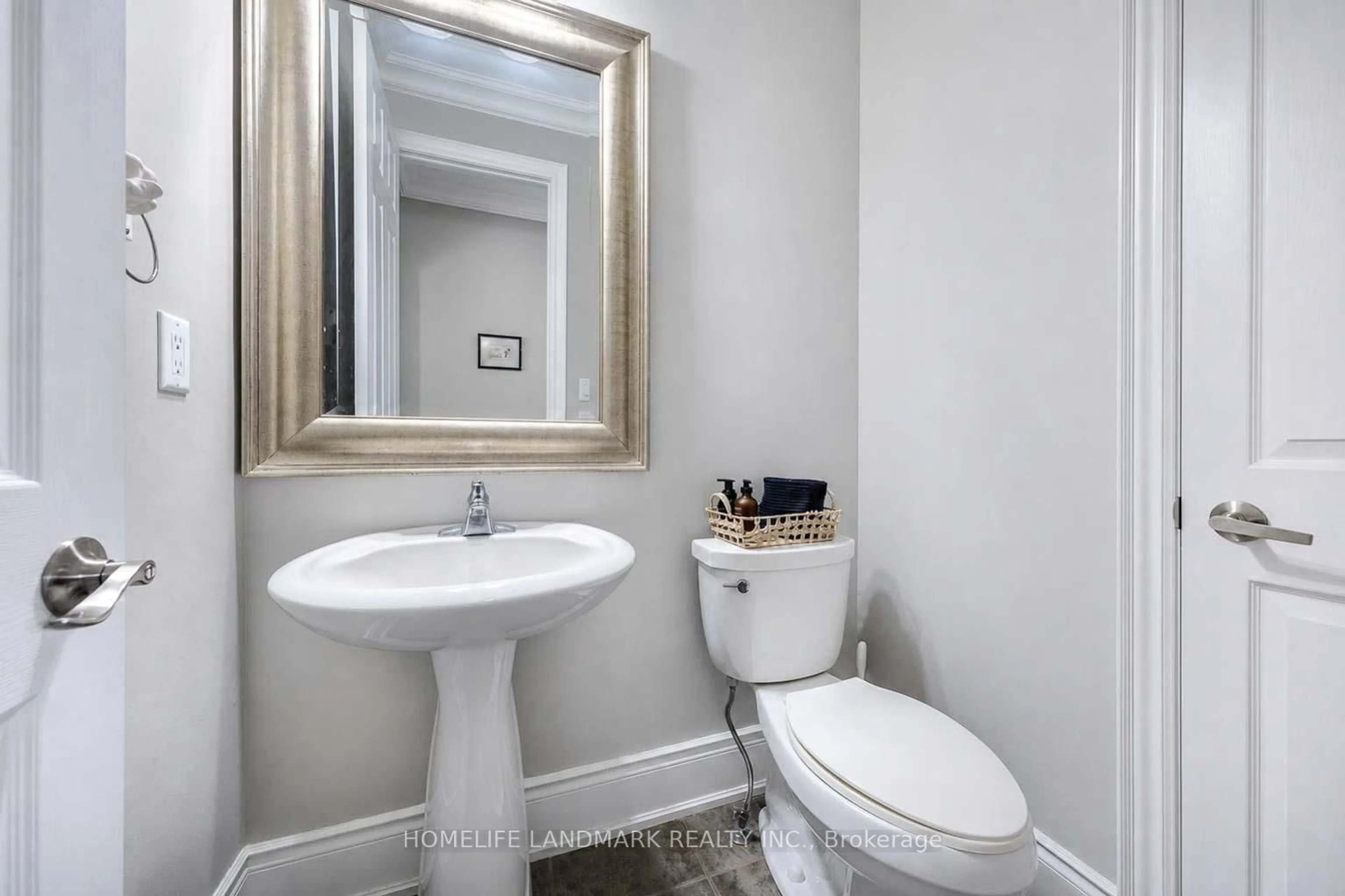 Standard bathroom, ceramic/tile floor for 27 Williamson Family Hllw, Newmarket Ontario L3X 3K3