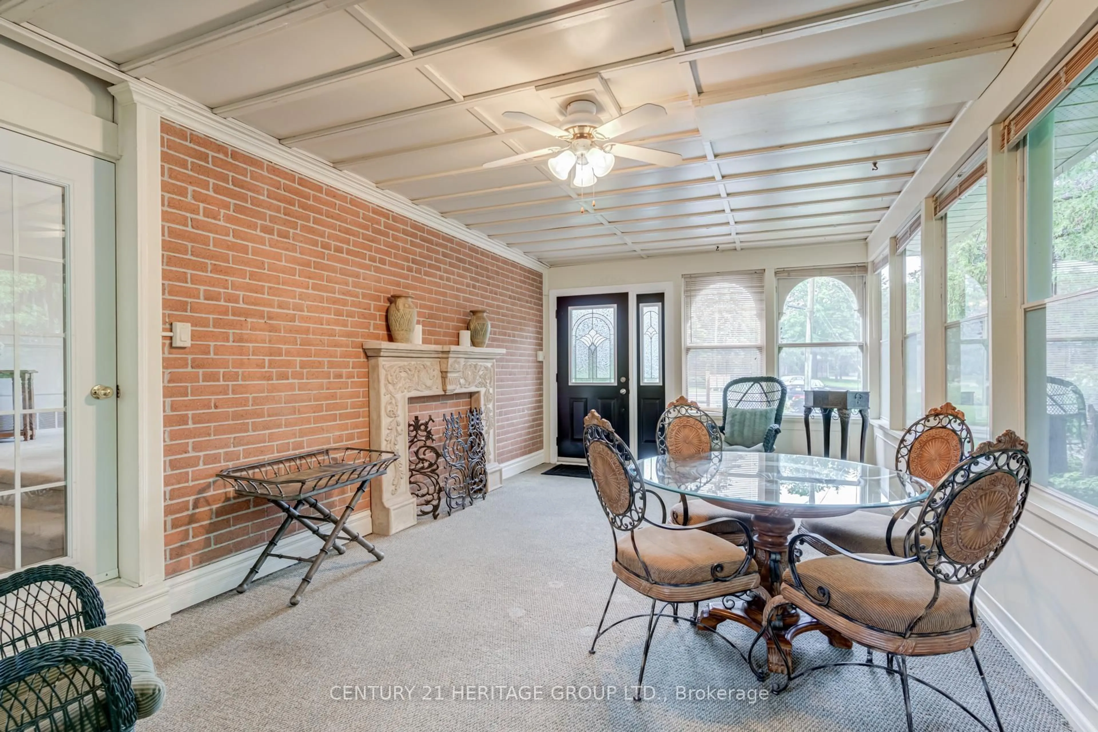 Dining room, ceramic/tile floor for 129 Bolton Ave, Newmarket Ontario L3Y 2X3